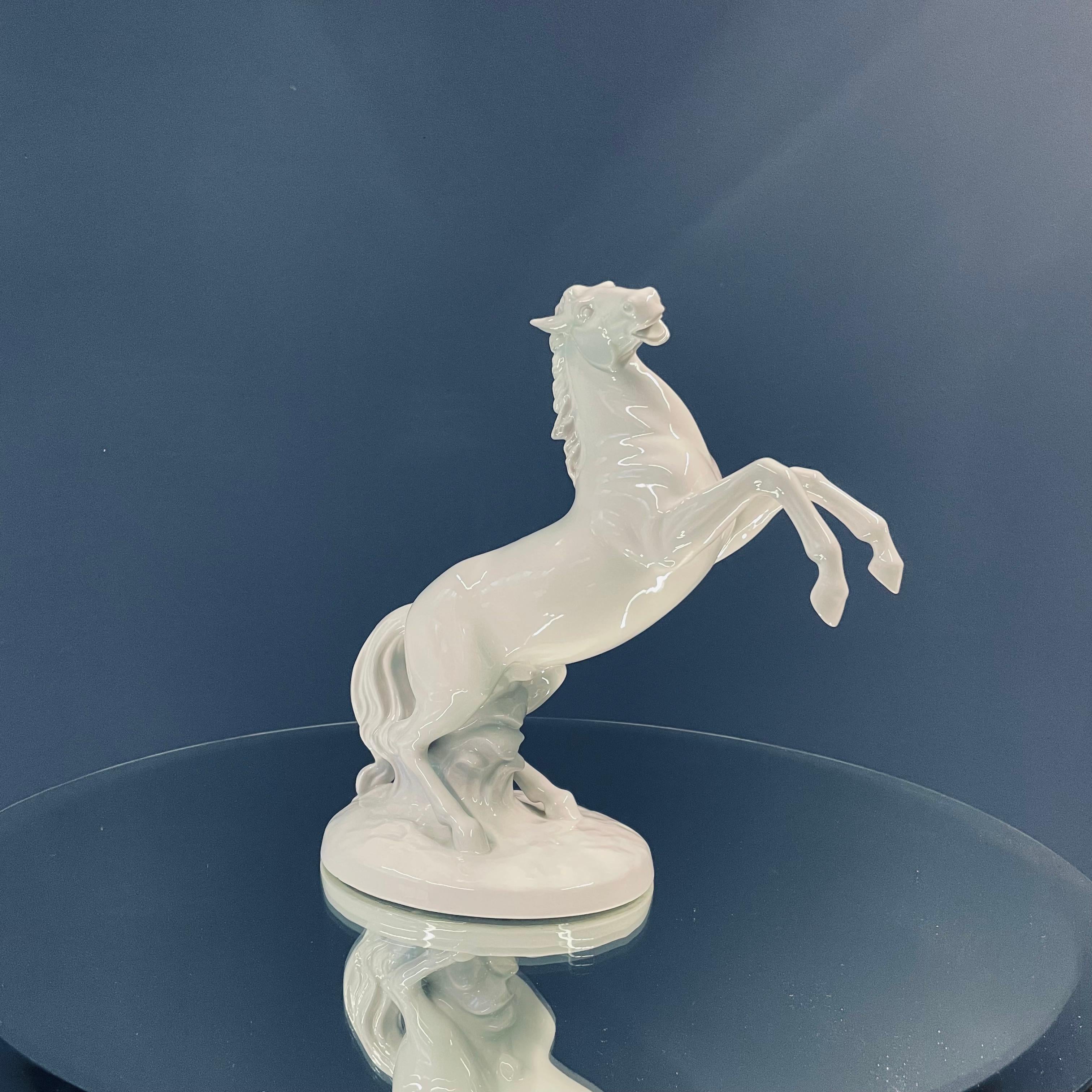 Porcelain Horse sculpture In Excellent Condition For Sale In Munich, DE