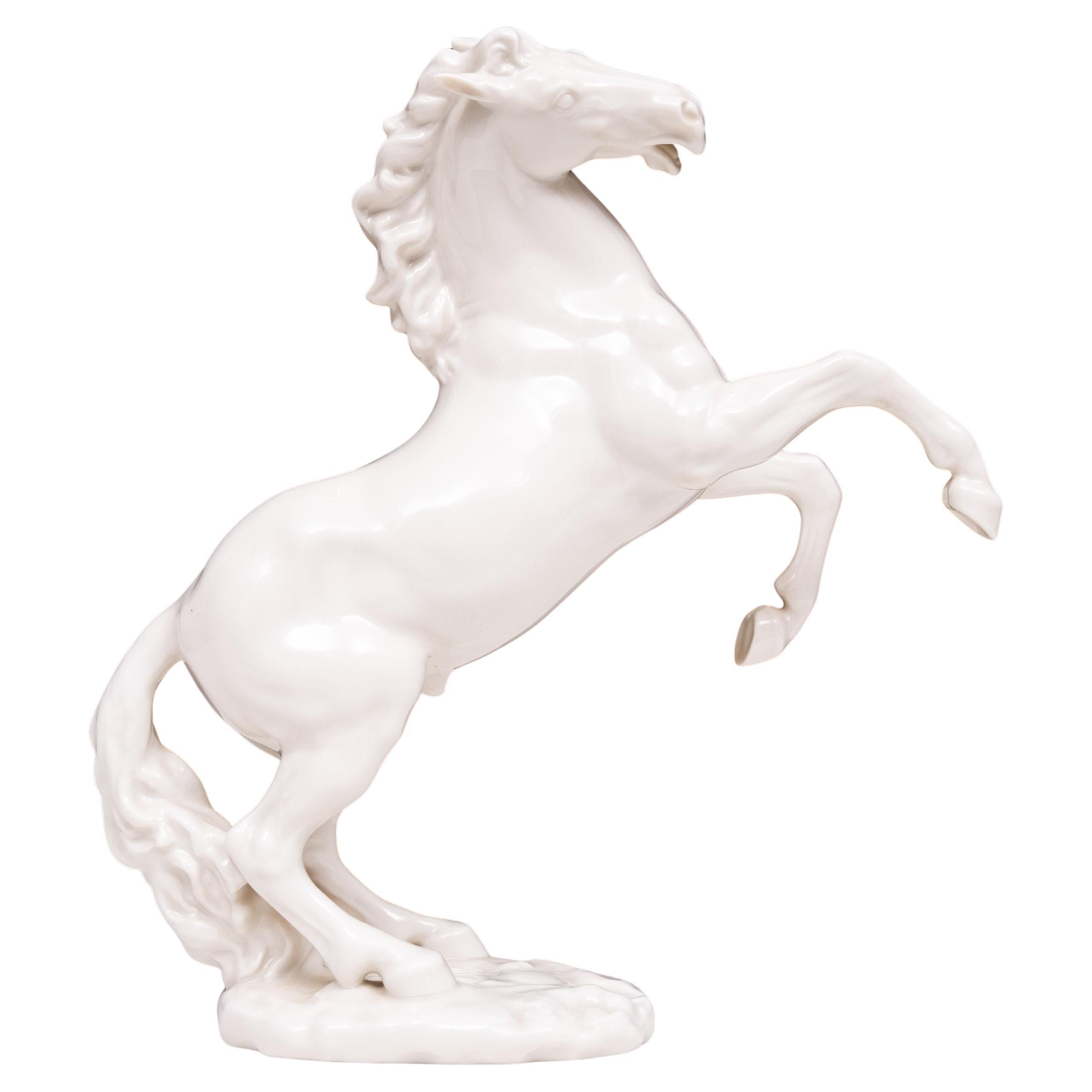 Caballo de porcelana blanca. Fabricado por Hutschenreuther. 
Diseño de Gunther Granget años 70 Alemania . 
Estado: Muy buen estado, sin roturas, 