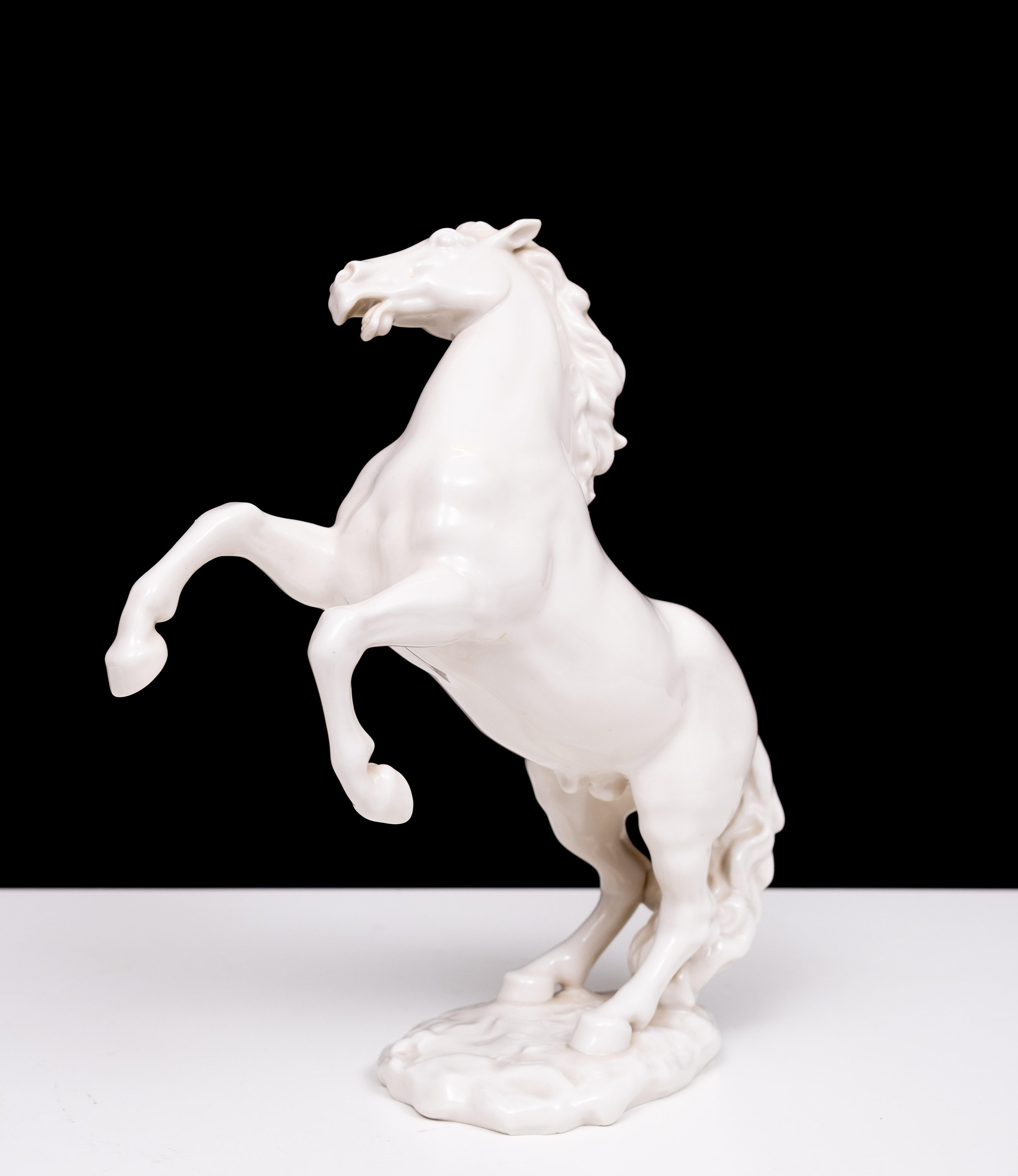 Estatua de porcelana de caballo Lorenz Hutschenreuther Alemania finales del siglo XX en venta