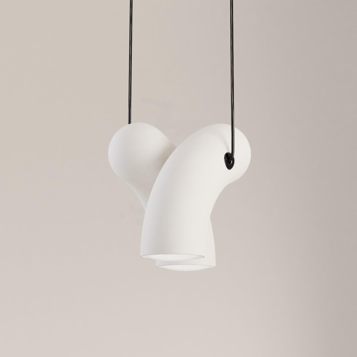 Moderne Lampe à suspension Hyphen en porcelaine de Studio d'Armes en vente