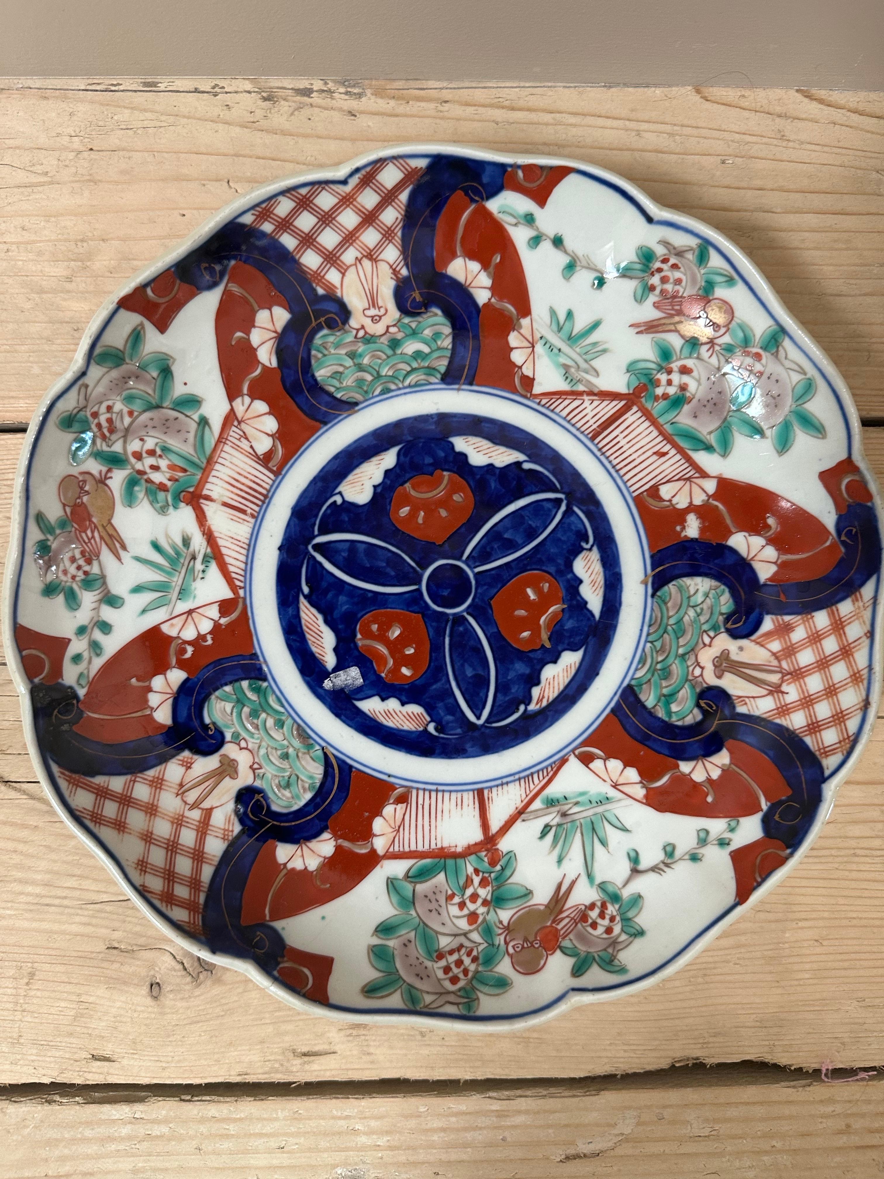 Porcelain Imari Scalloped Dinner plate, 19th Century, Blue, White, Red & Green For Sale 5