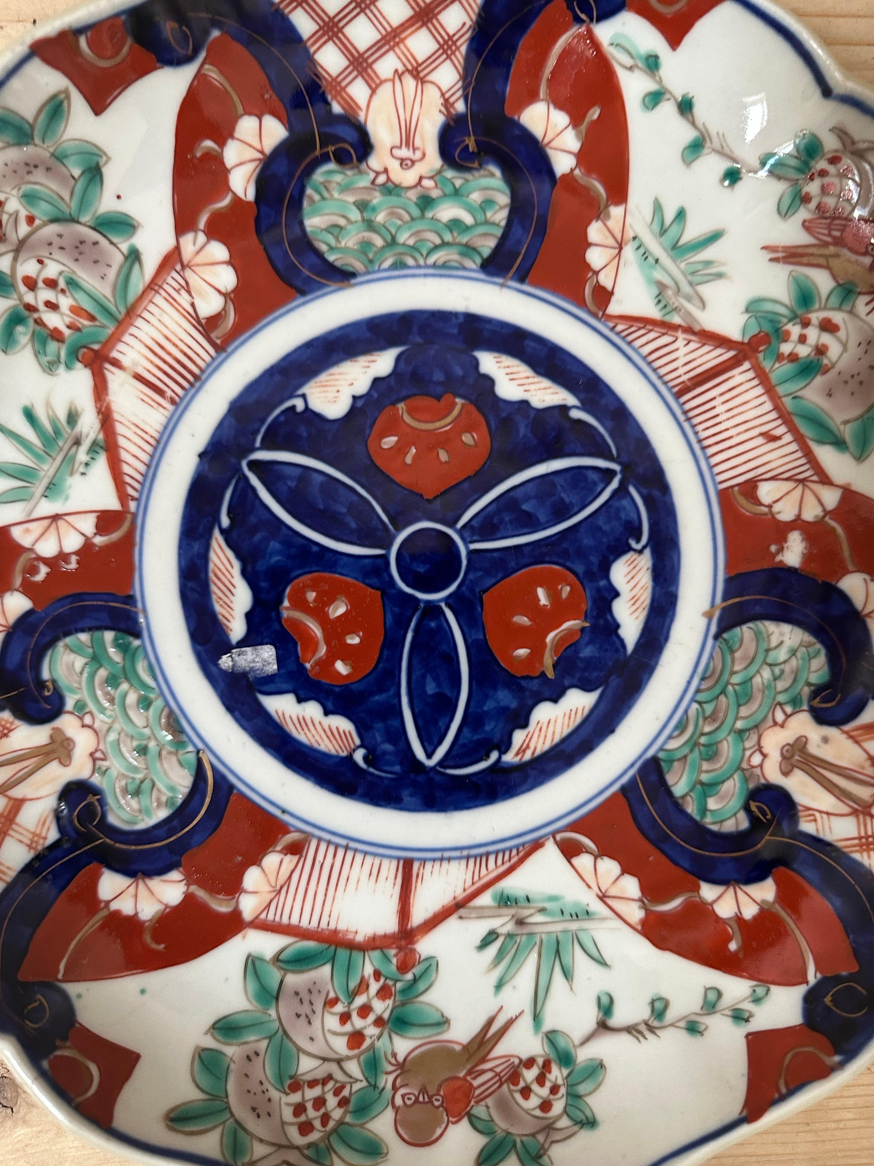 Porcelain Imari Scalloped Dinner plate, 19th Century, Blue, White, Red & Green For Sale 10