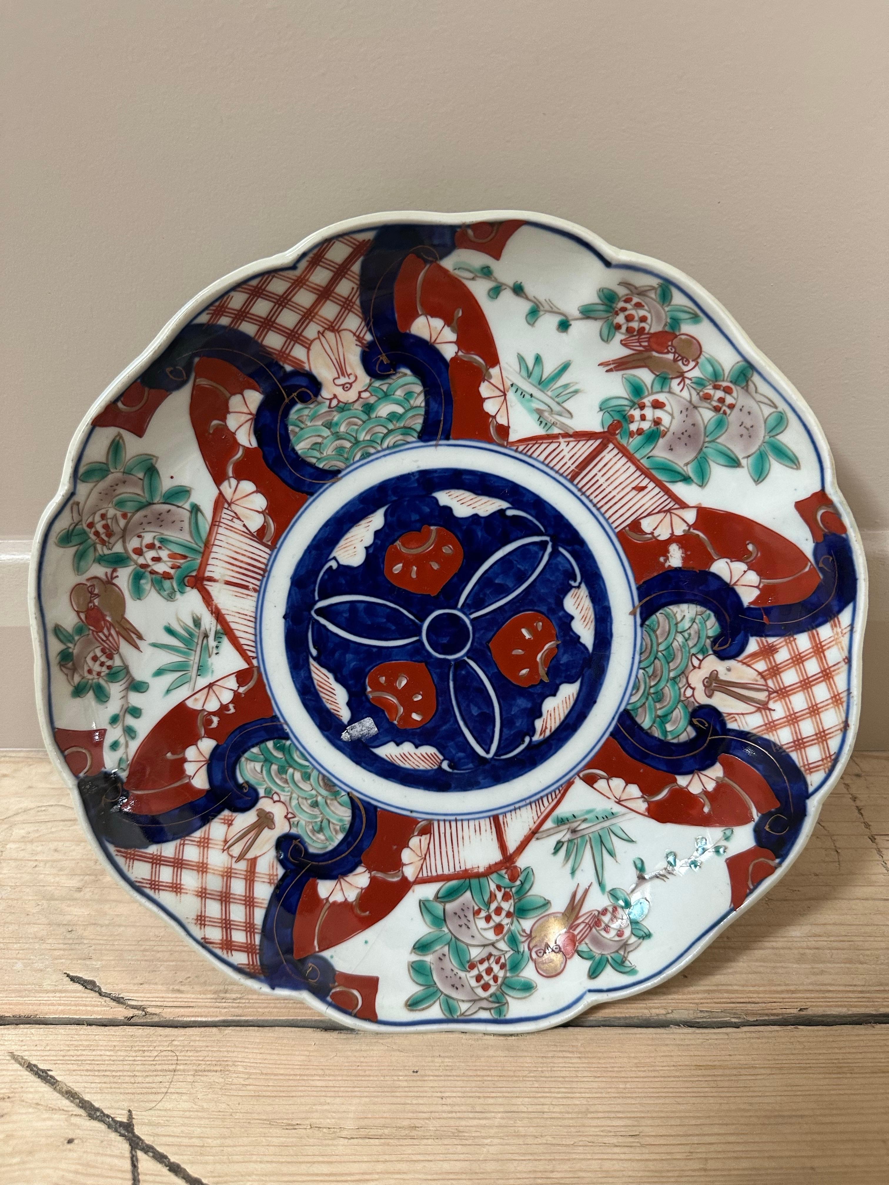 Porcelain Imari Scalloped Dinner plate, 19th Century, Blue, White, Red & Green In Good Condition For Sale In Worcester Park, GB