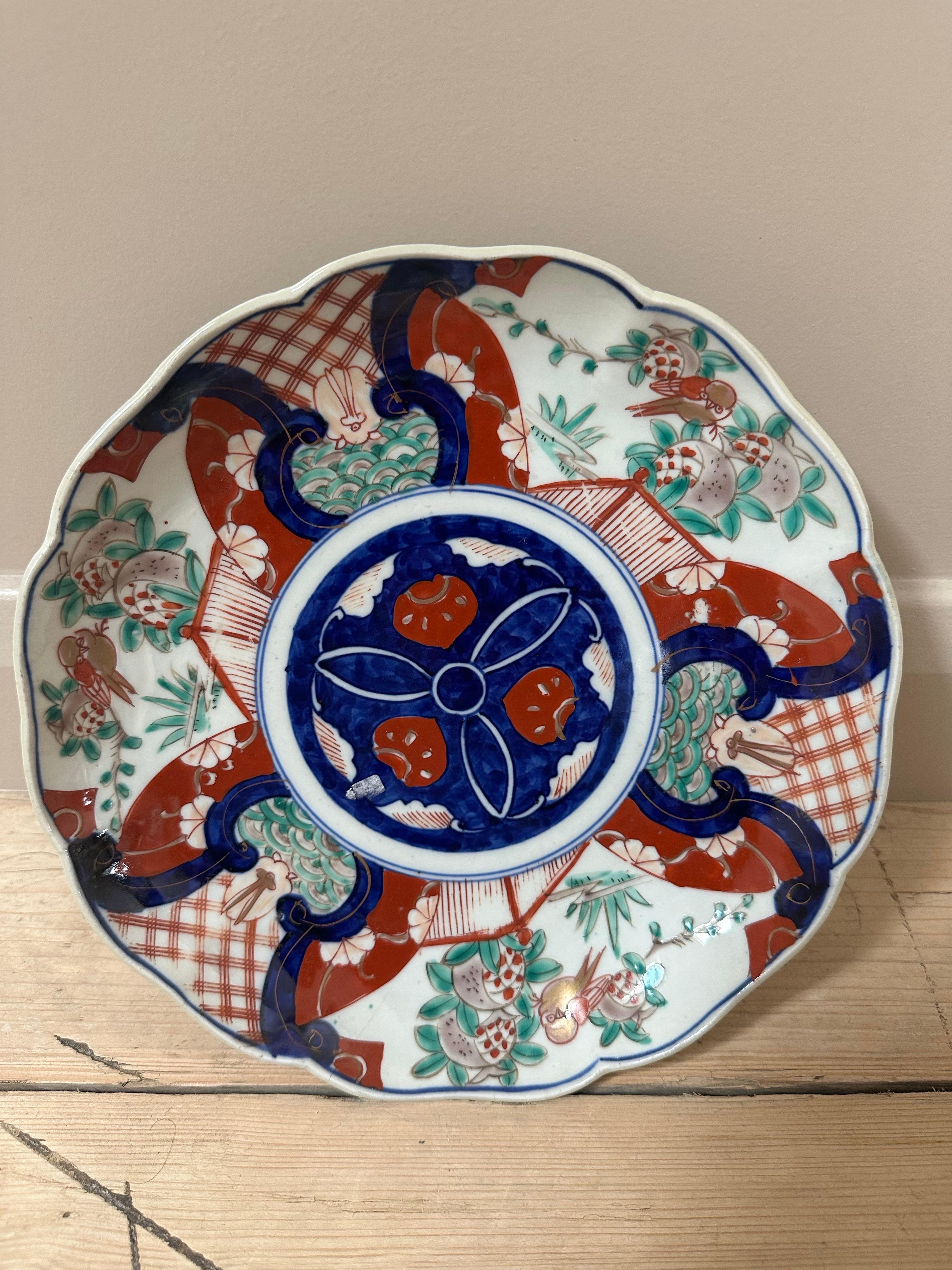Porcelain Imari Scalloped Dinner plate, 19th Century, Blue, White, Red & Green For Sale 3