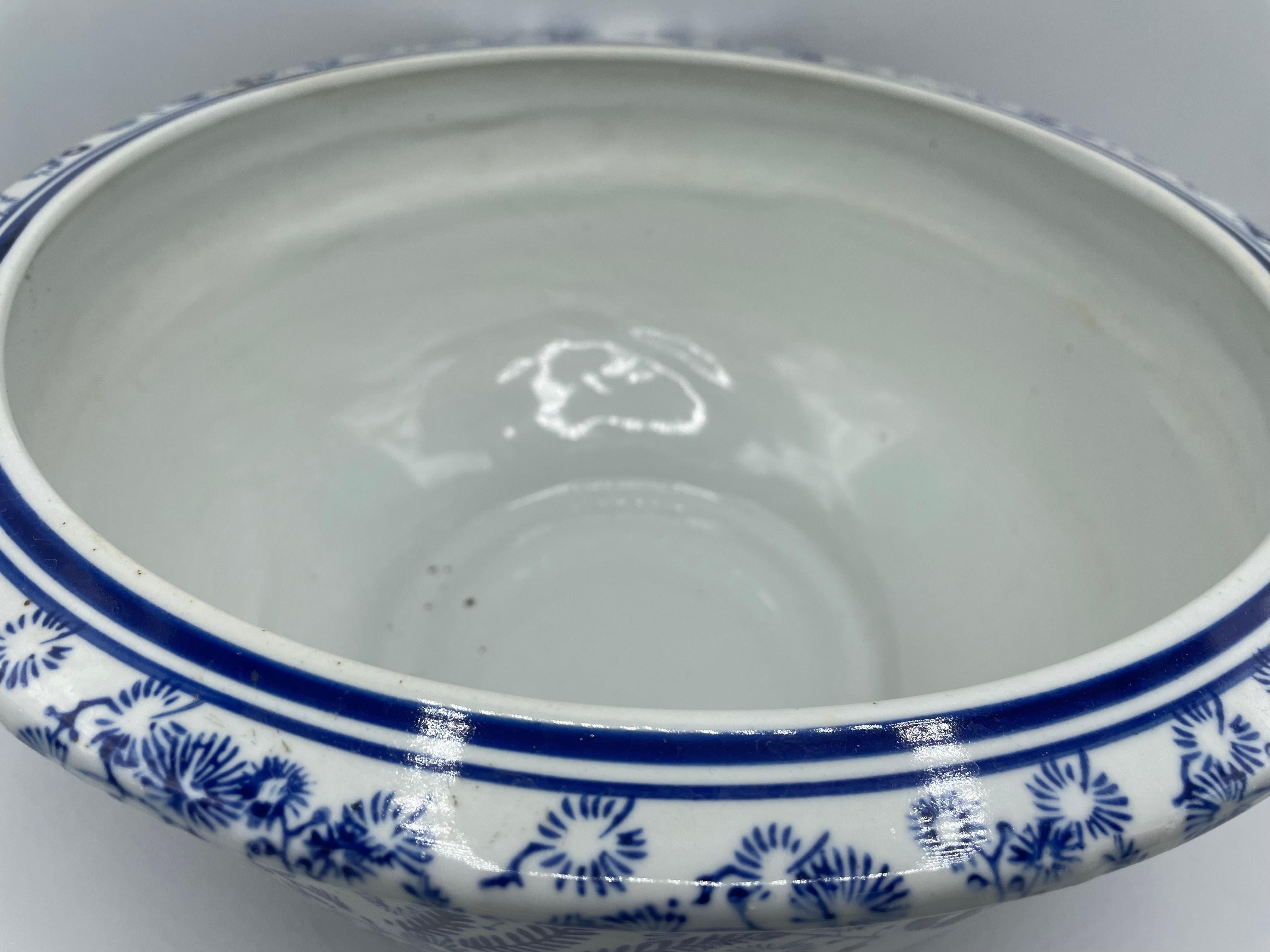 Japanese porcelain bowl which was made around 1980s in Showa era.
This bowl can be used as a decoration, bowl for some goldfish and flower pot.
On the surface, there are paintings of goldfish and leaves. 
It's all hand painted. 

Dimensions:
33 x 33