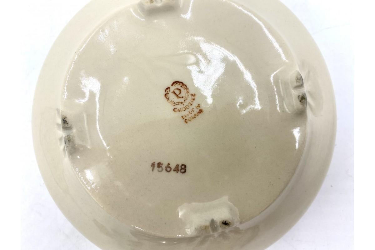 Porcelain bonbonniere from the Chodziez manufactory, Poland. The mark was used in the years 1948-1964. Number 15648. Very good condition, no damage. Dimensions: Height: 7 cm; Width: 14cm.