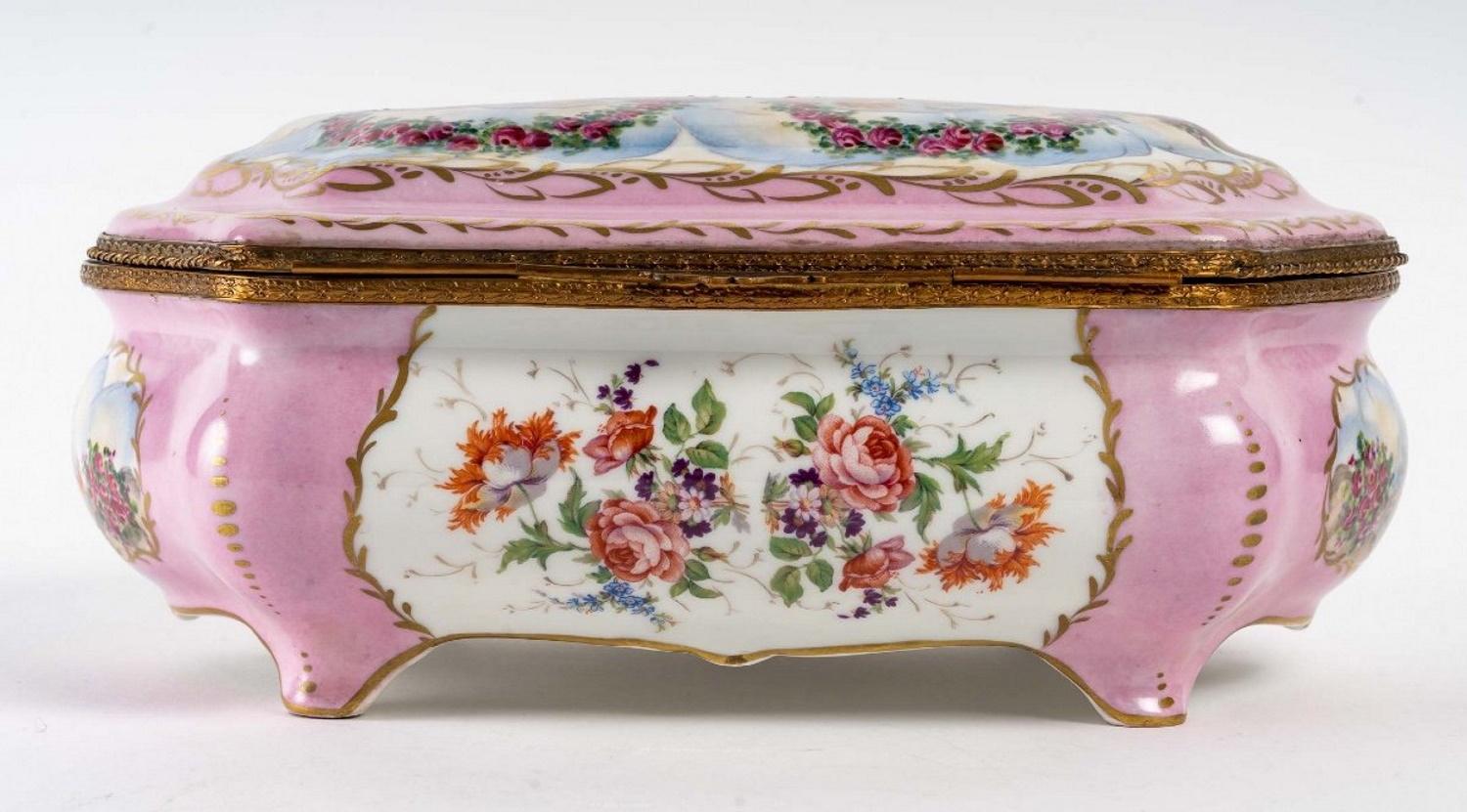 Beautiful pink and white porcelain jewellery box in the Sèvres style.
With paintings in cartouches, gilt bronze trim.
In perfect condition.
Measures: H: 15 cm, W: 35 cm, D: 28 cm.