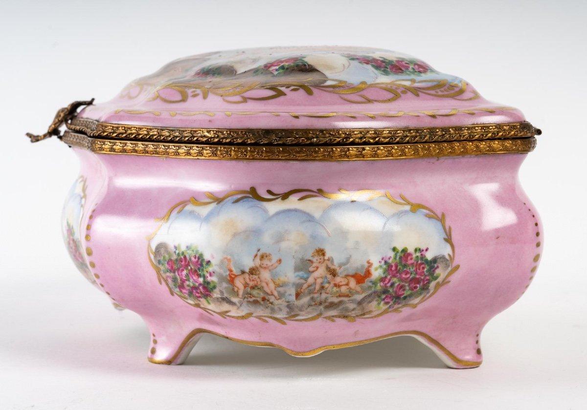 Porcelain Jewellery Box in the Sèvres Style In Good Condition In Saint-Ouen, FR