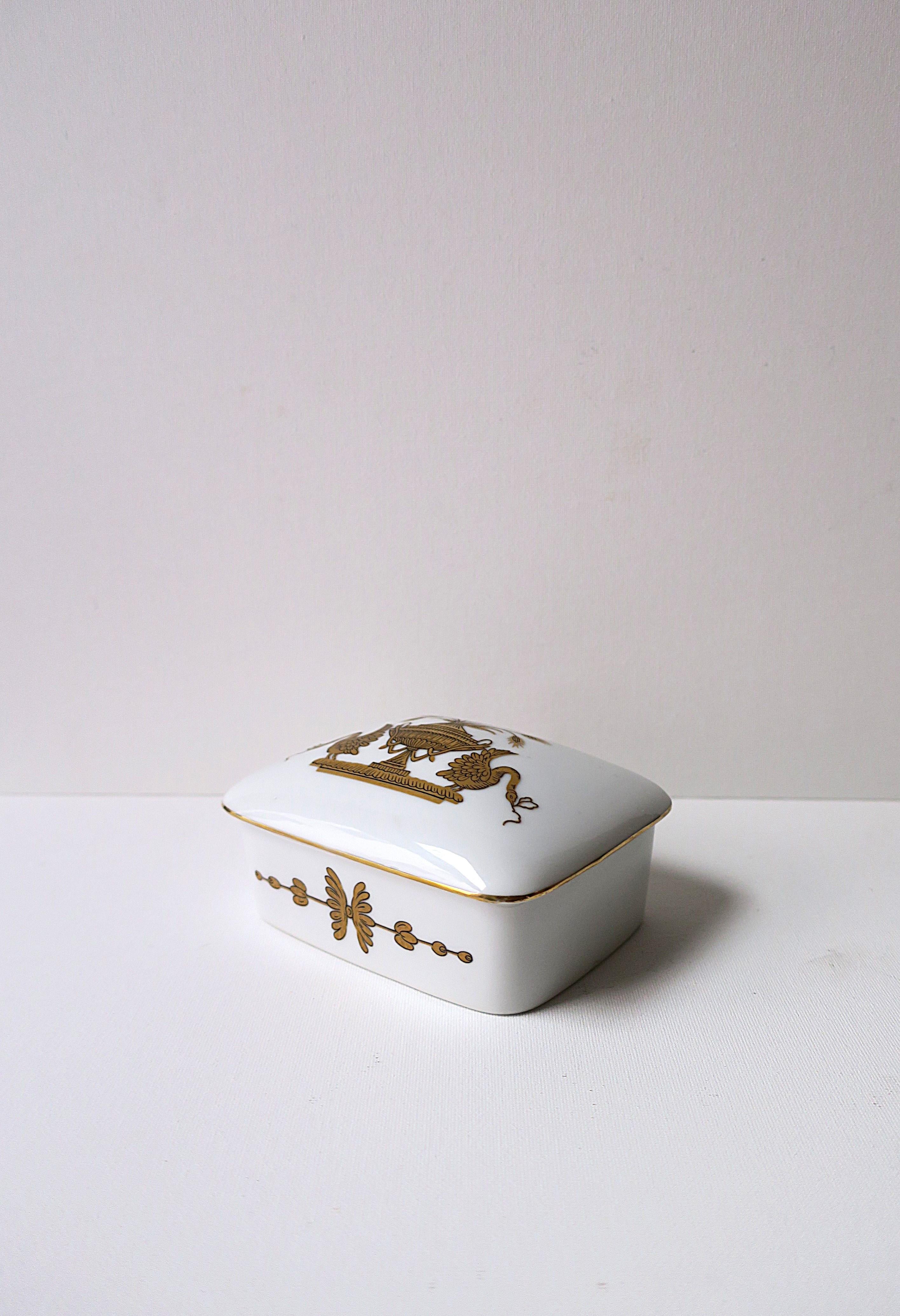 Boîte à bijoux en porcelaine avec motif d'urne et d'oiseau en vente 6