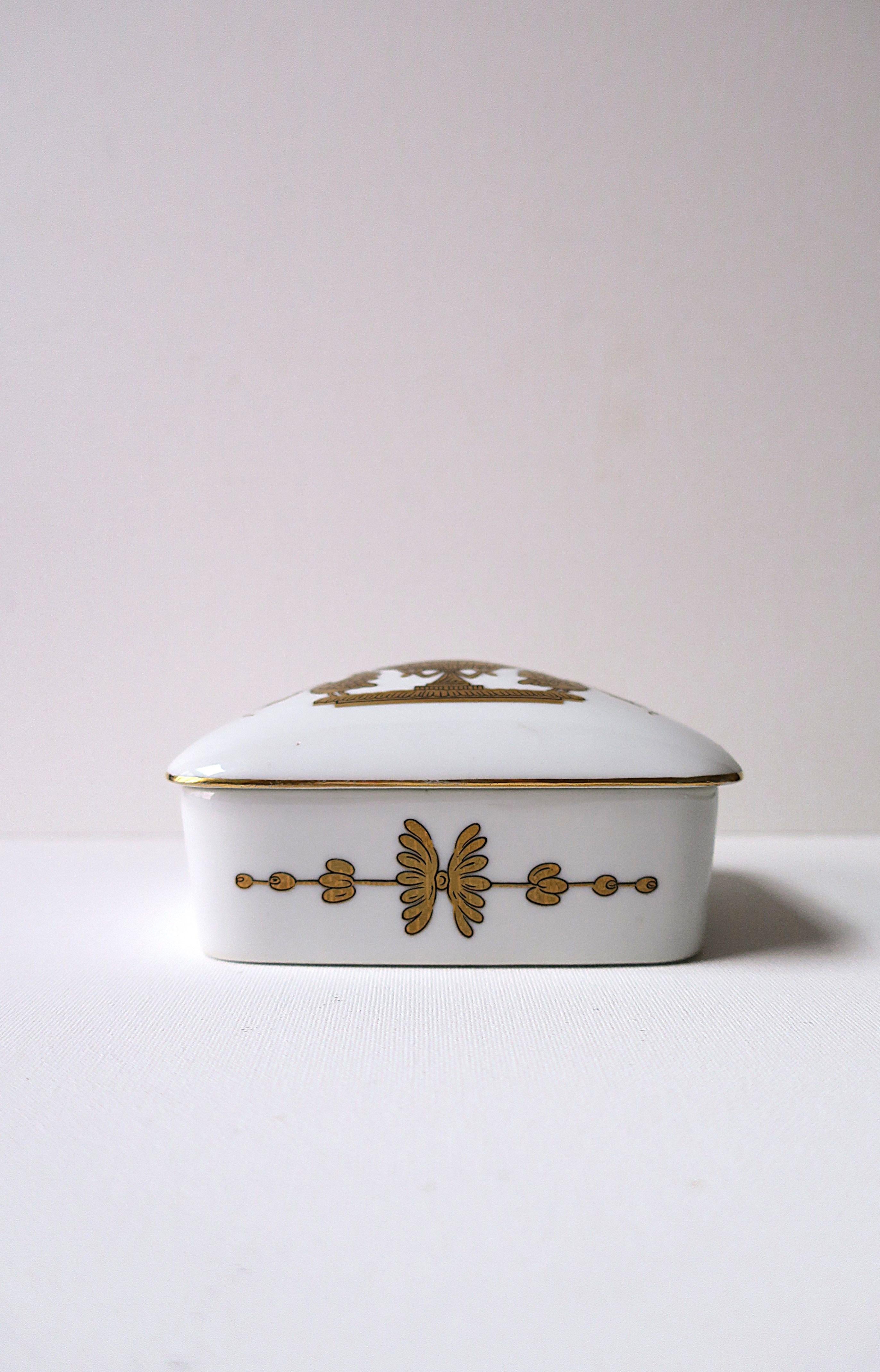 Boîte à bijoux en porcelaine avec motif d'urne et d'oiseau en vente 7