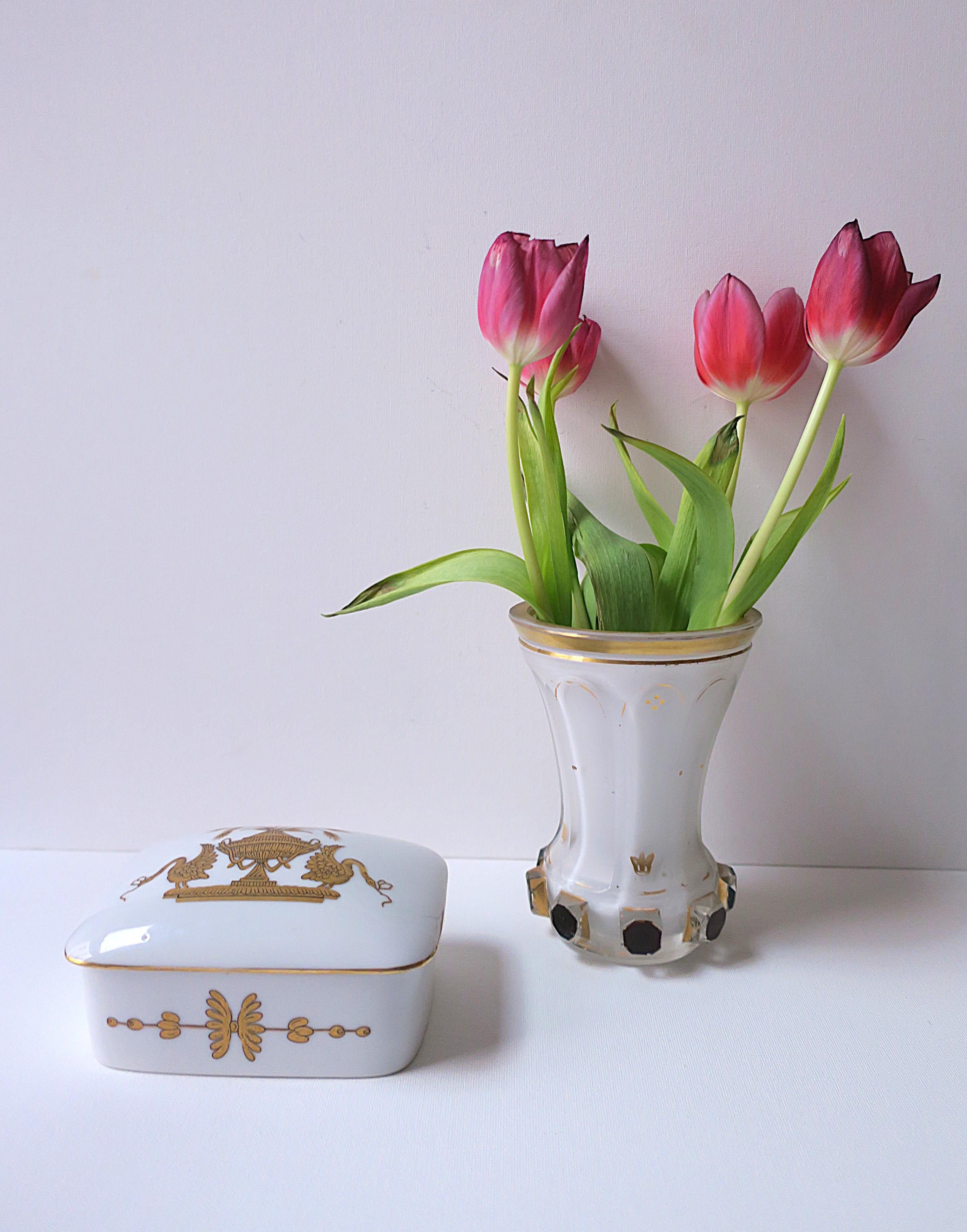 Boîte à bijoux en porcelaine avec motif d'urne et d'oiseau en vente 4