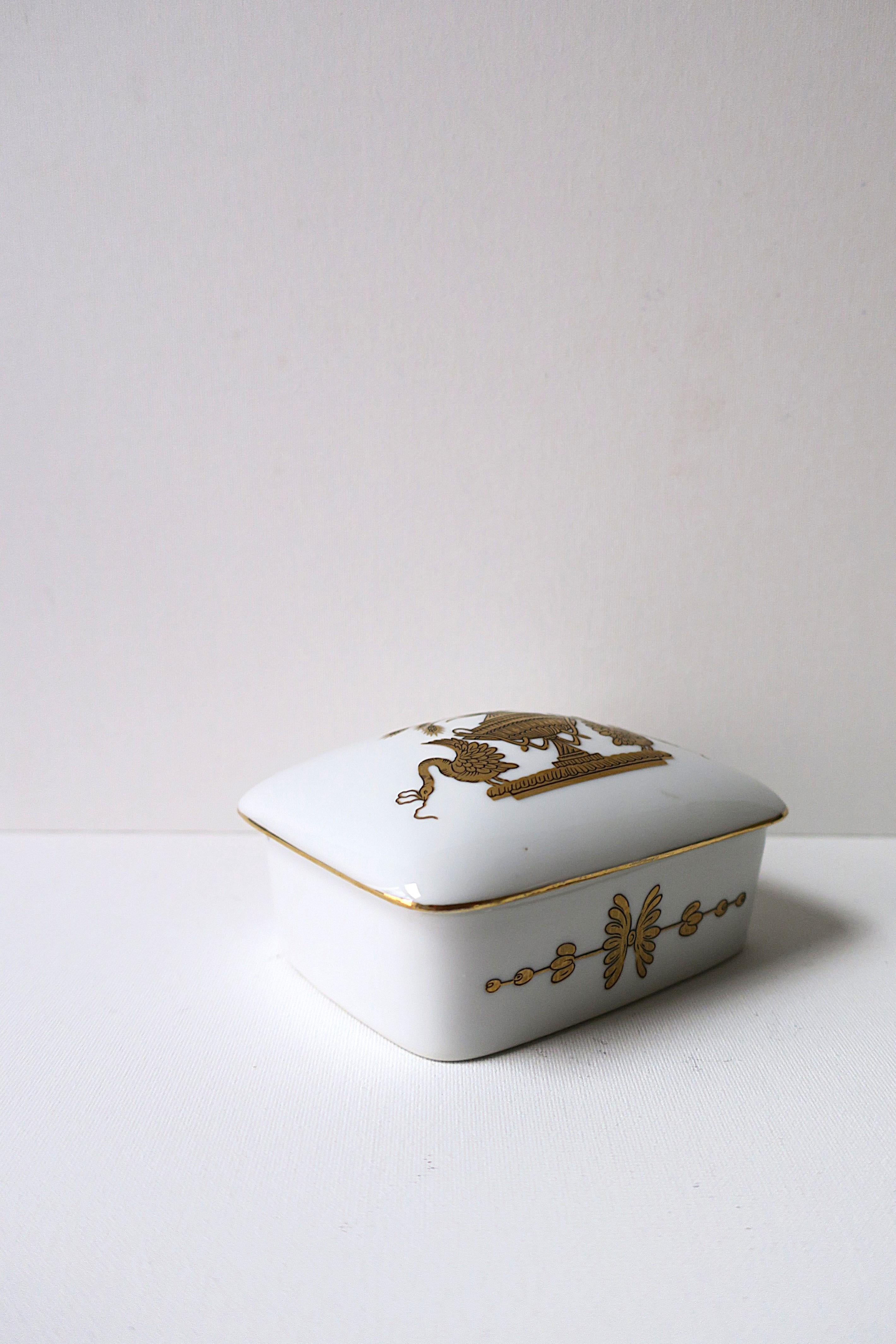 Boîte à bijoux en porcelaine avec motif d'urne et d'oiseau en vente 8