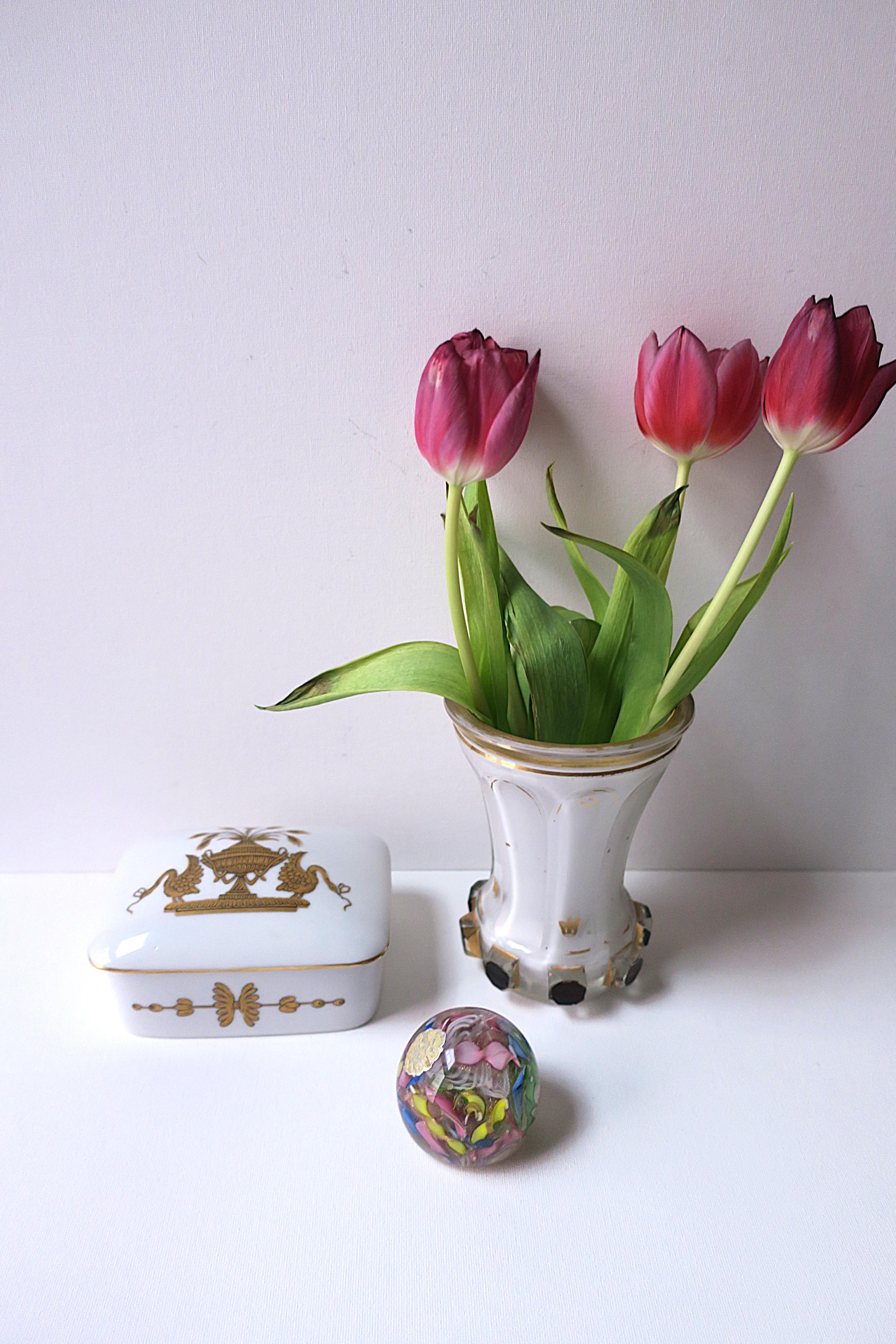 Boîte à bijoux en porcelaine avec motif d'urne et d'oiseau en vente 5
