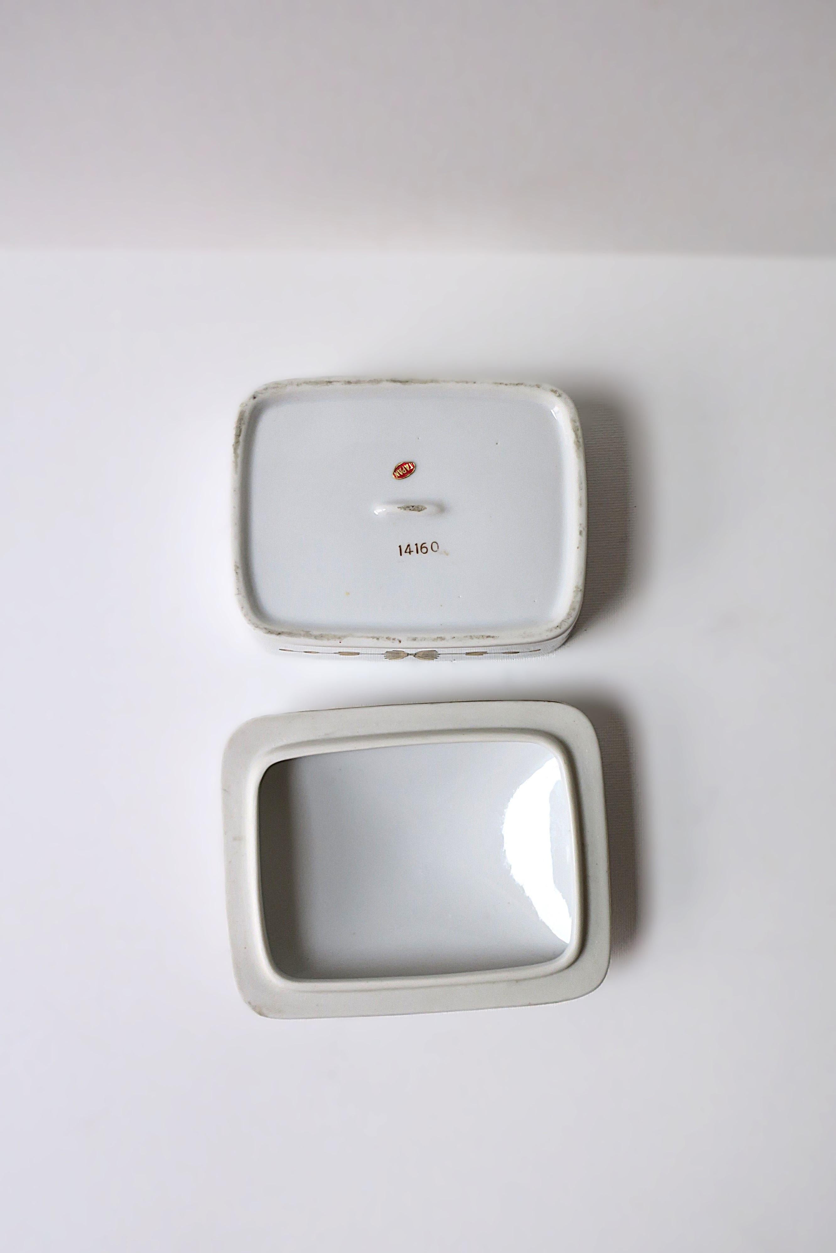 Boîte à bijoux en porcelaine avec motif d'urne et d'oiseau en vente 10
