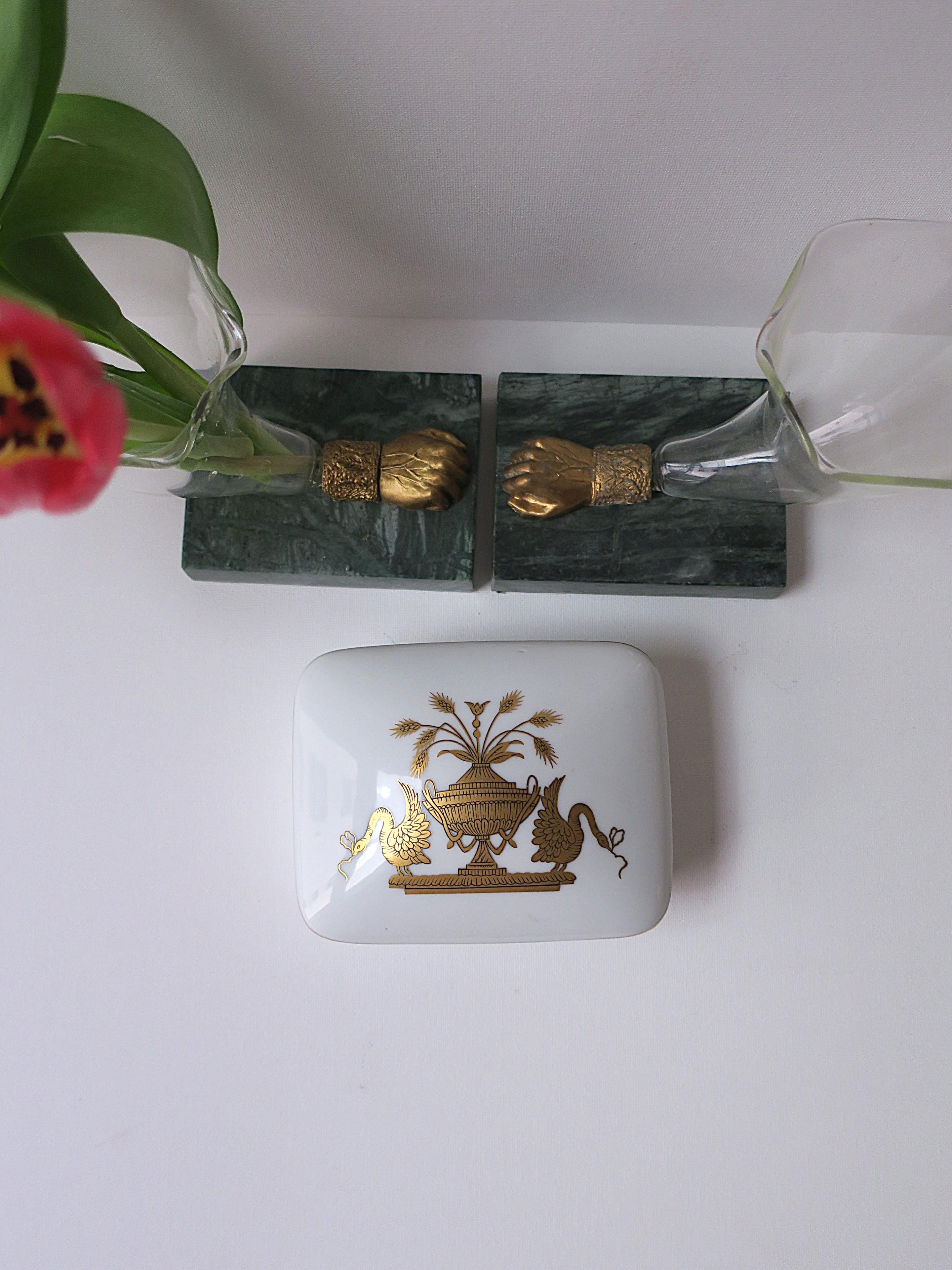 Doré Boîte à bijoux en porcelaine avec motif d'urne et d'oiseau en vente
