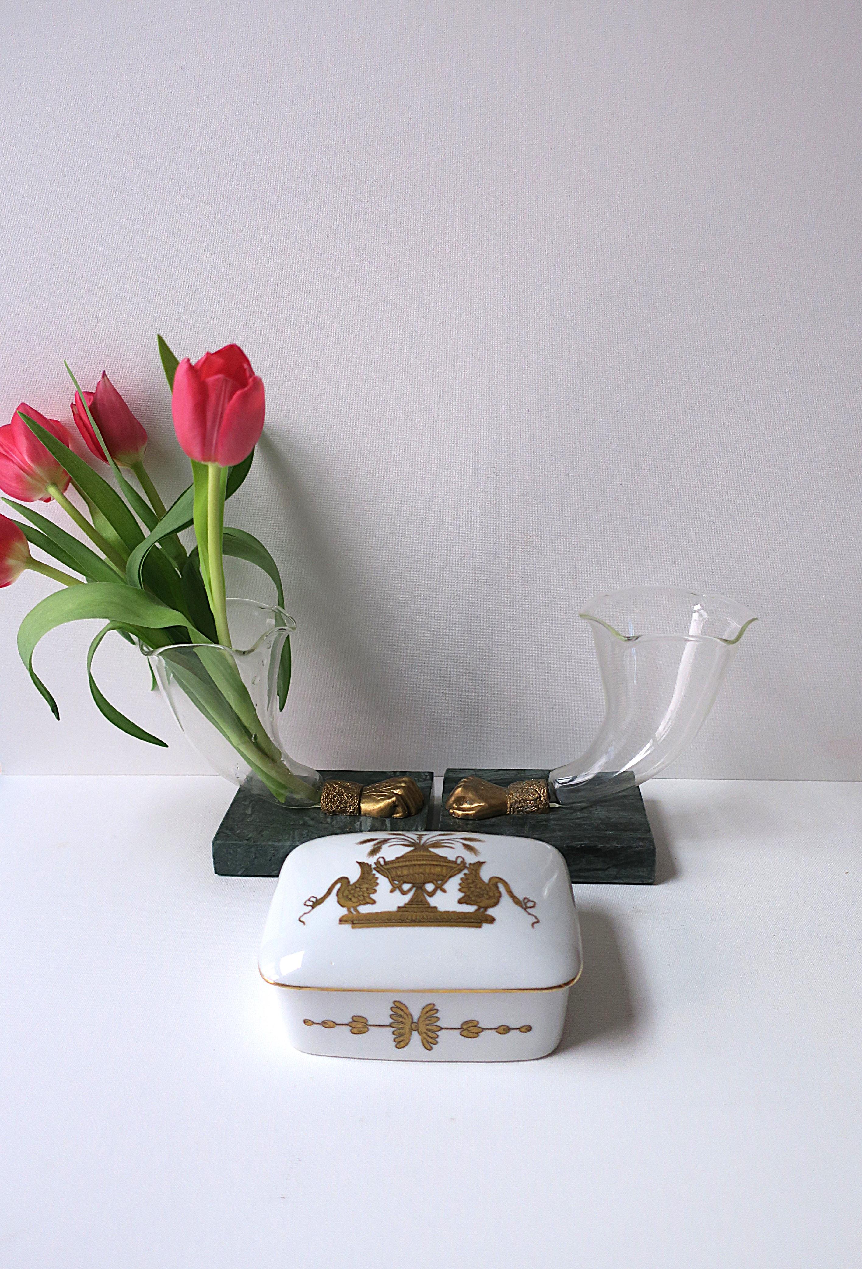 Boîte à bijoux en porcelaine avec motif d'urne et d'oiseau Bon état - En vente à New York, NY