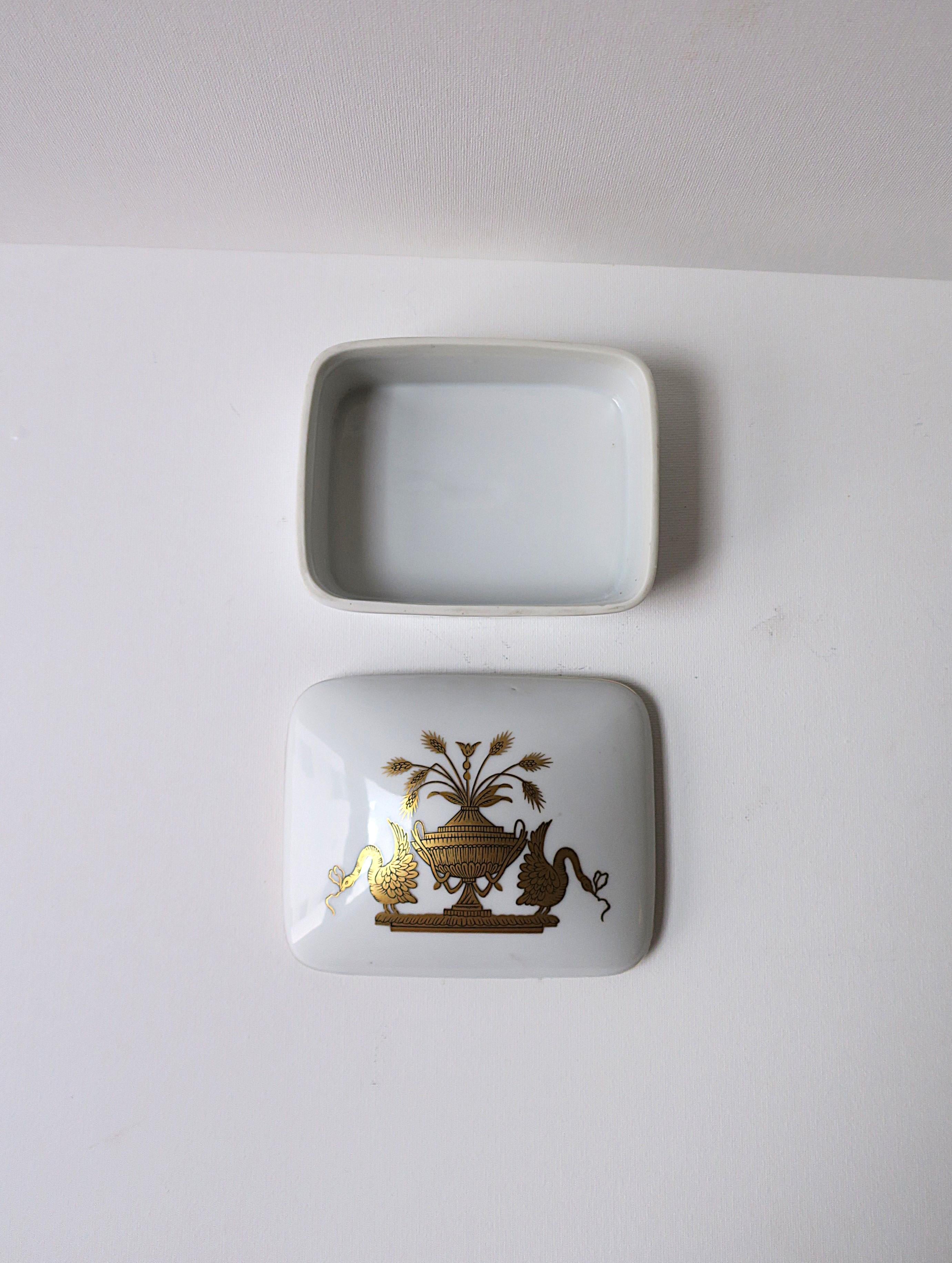 20ième siècle Boîte à bijoux en porcelaine avec motif d'urne et d'oiseau en vente