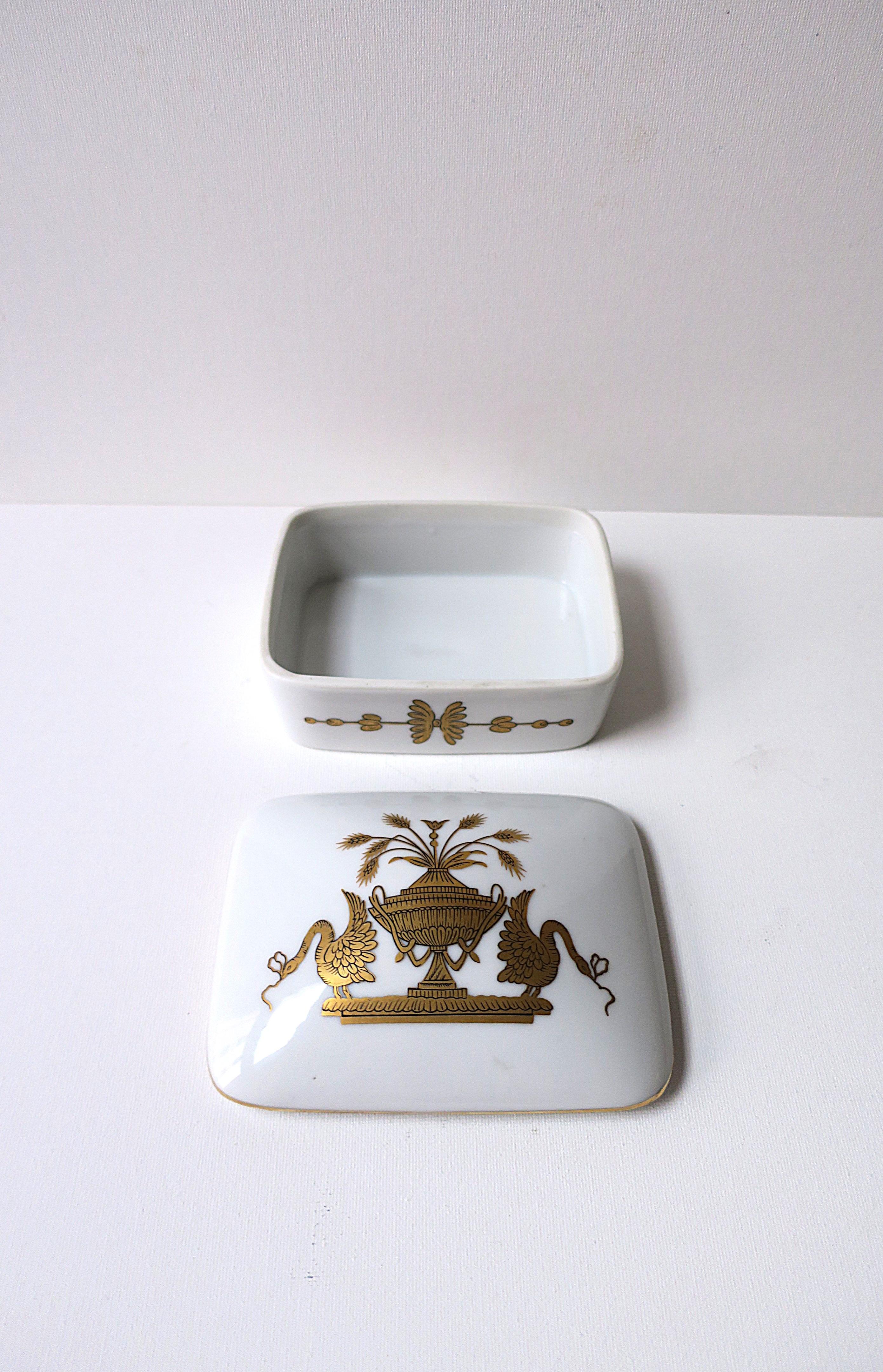 Porcelaine Boîte à bijoux en porcelaine avec motif d'urne et d'oiseau en vente