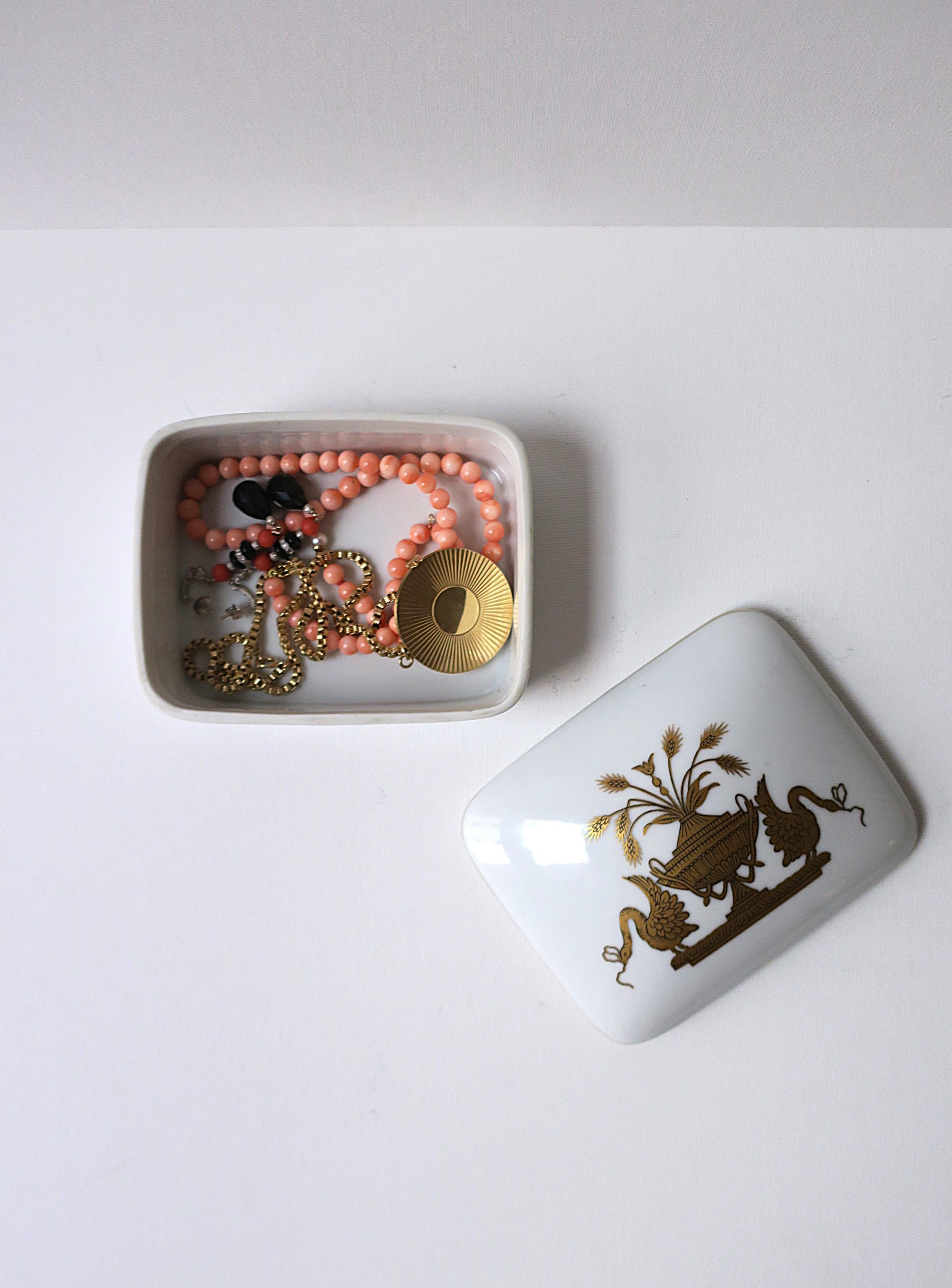 Boîte à bijoux en porcelaine avec motif d'urne et d'oiseau en vente 1