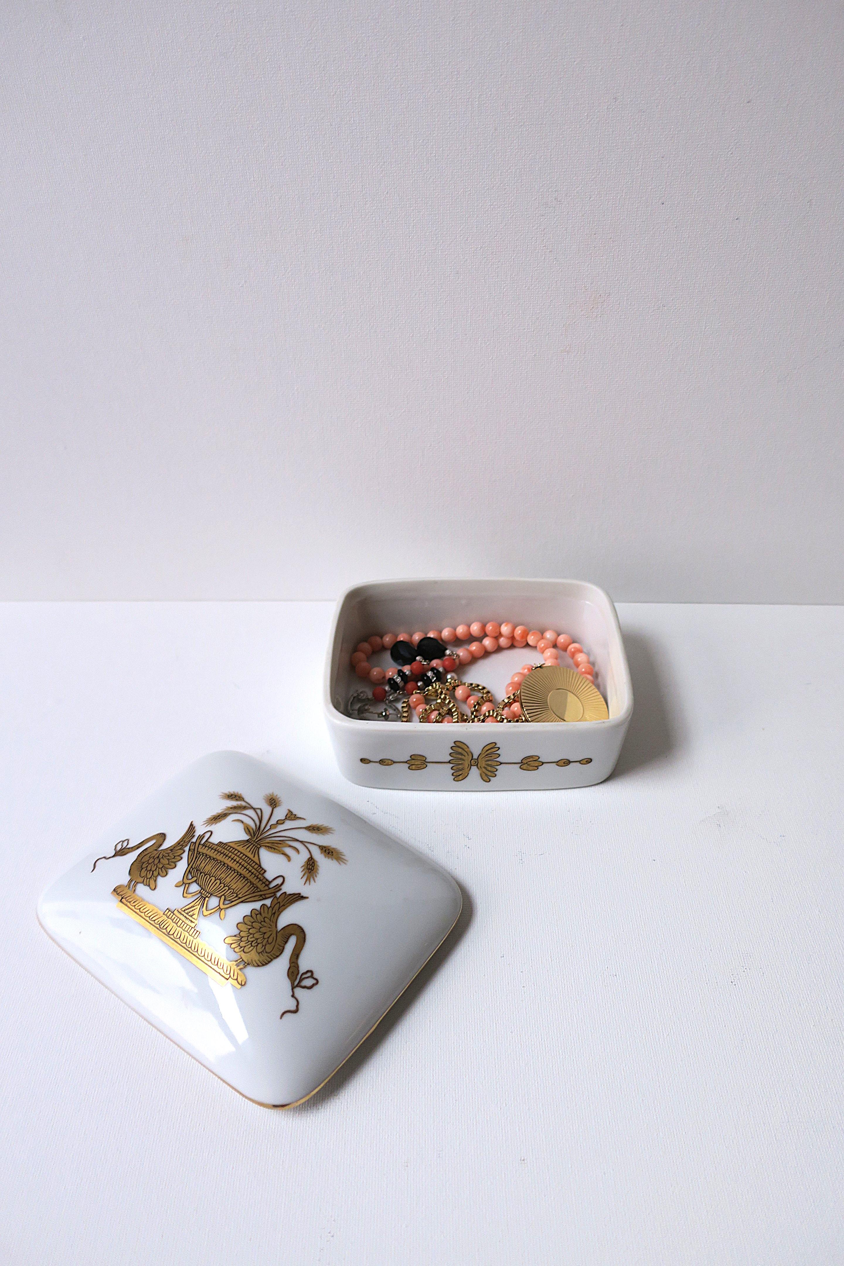 Boîte à bijoux en porcelaine avec motif d'urne et d'oiseau en vente 3
