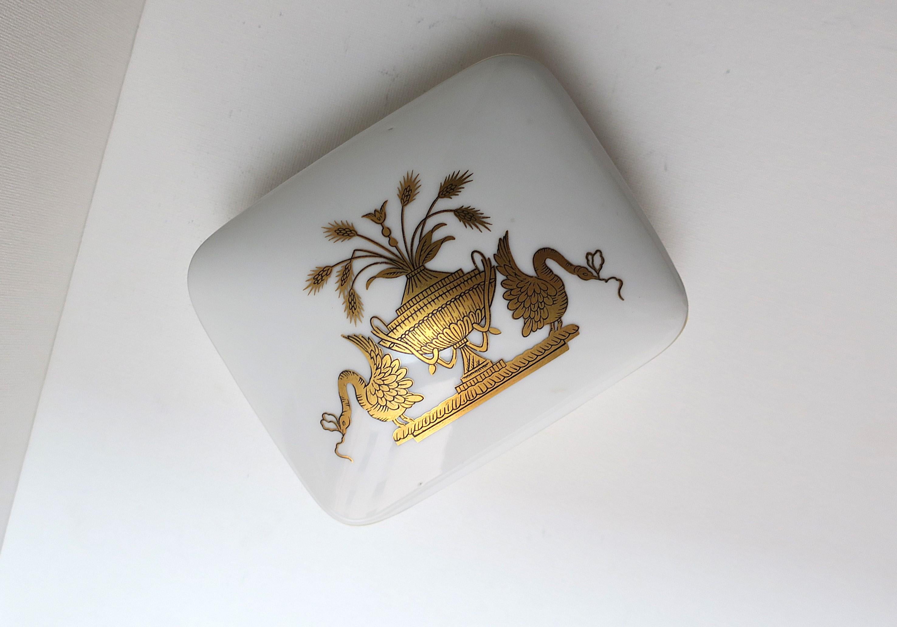 Japonais Boîte à bijoux en porcelaine avec motif d'urne et d'oiseau en vente