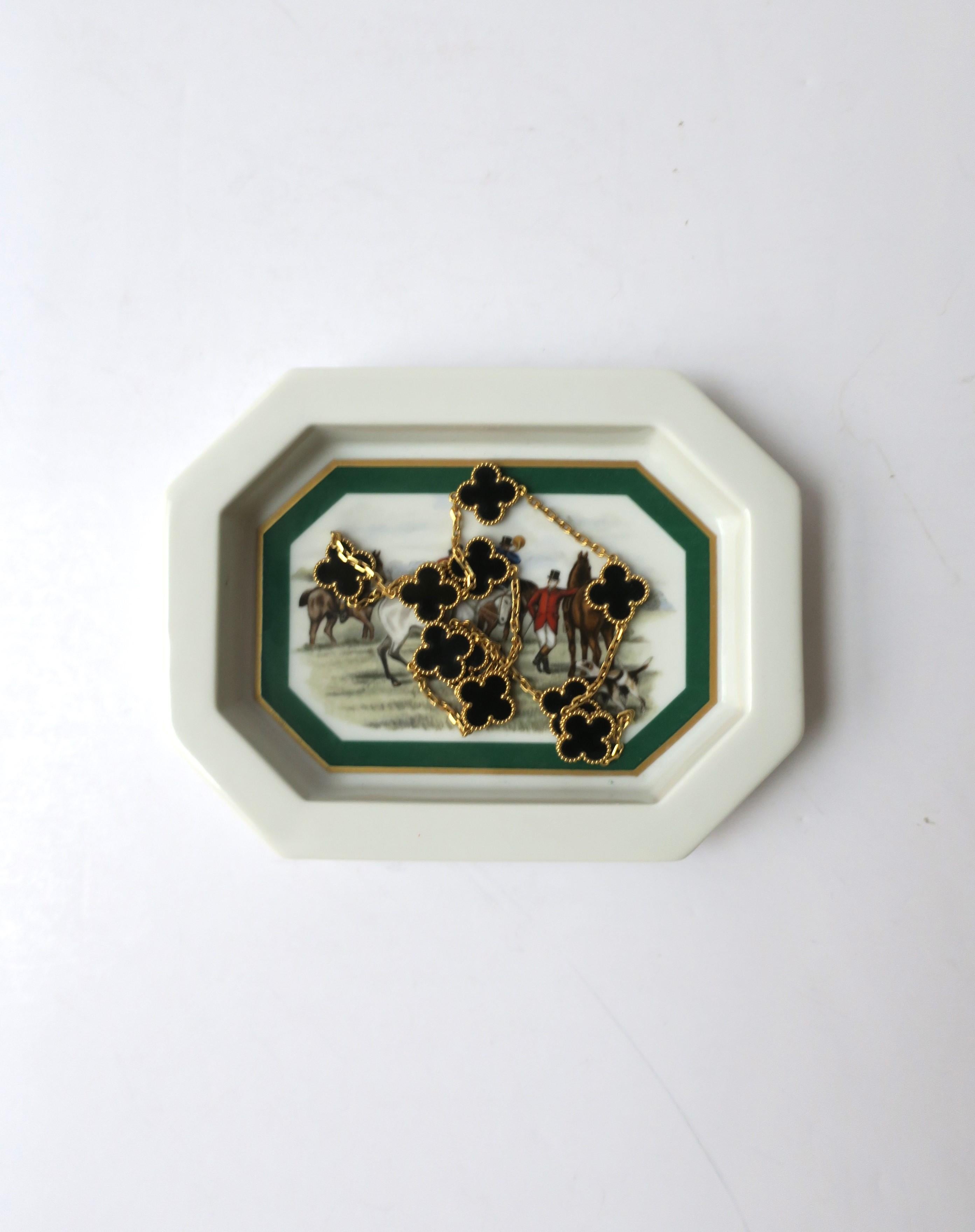 Européen Plat à bijoux en porcelaine avec scène de cheval équestre en vente