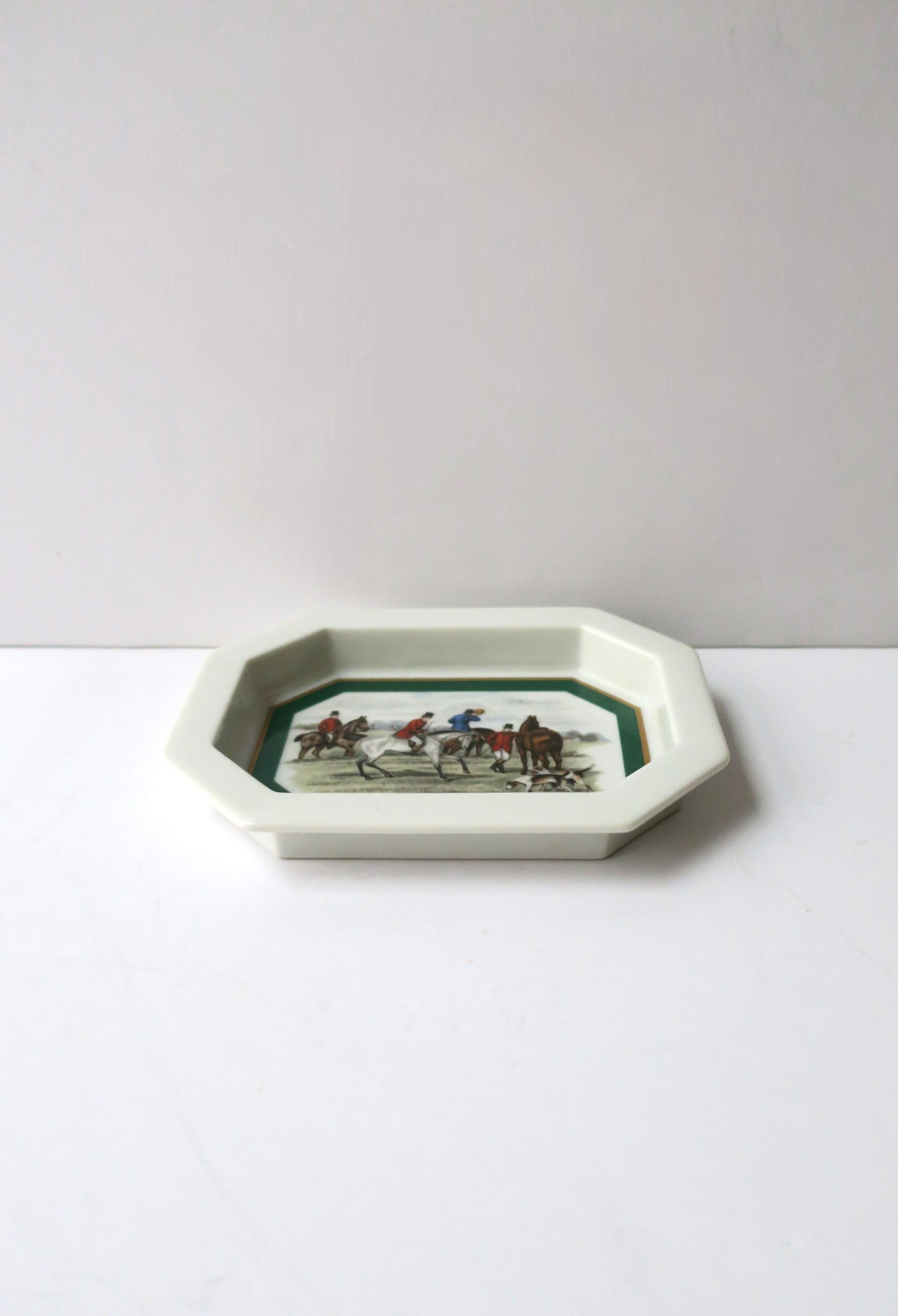 Porcelain Jewelry Dish with Equestrian Horse Scene In Good Condition For Sale In New York, NY