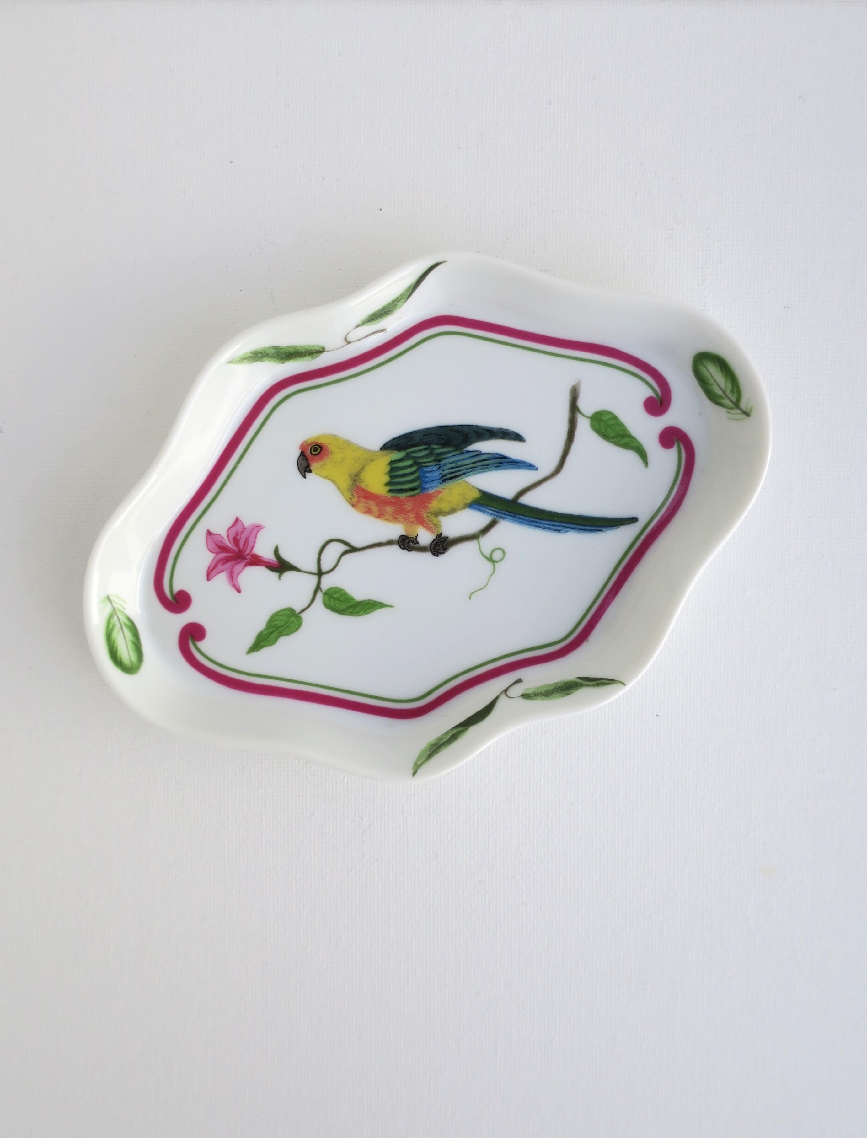 Américain Plat à bijoux en porcelaine avec un design d'oiseau perroquet, vers les années 1980 en vente