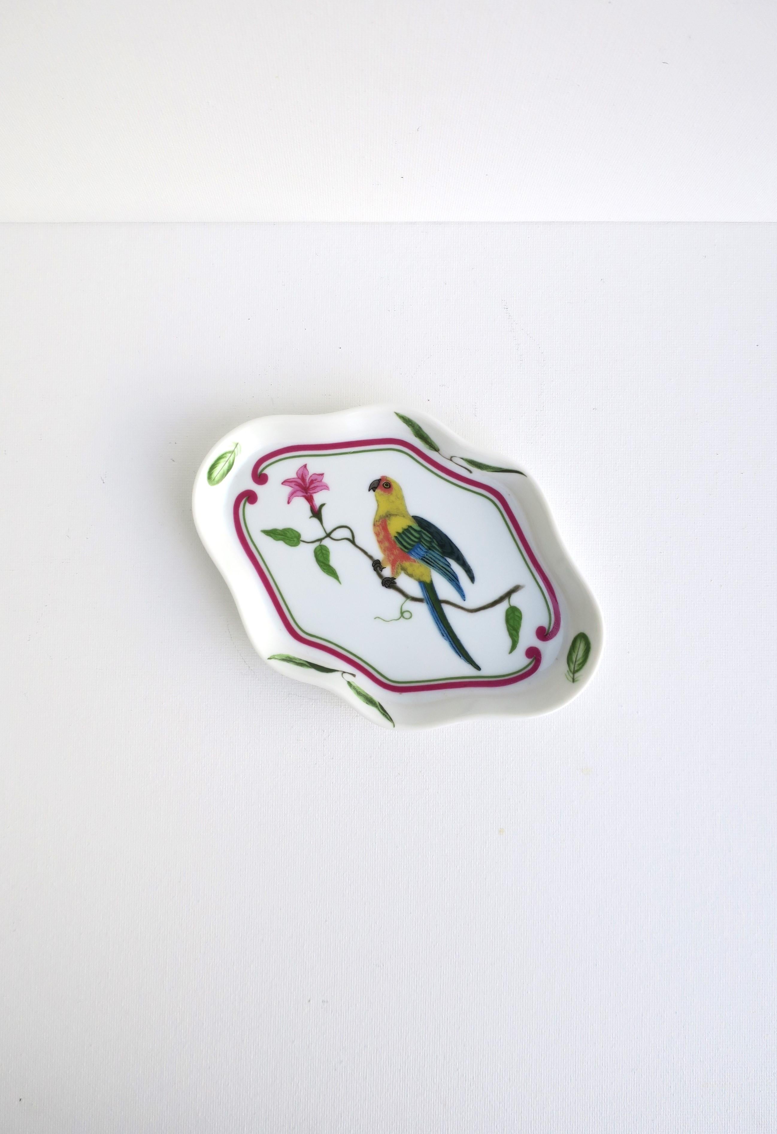Vernissé Plat à bijoux en porcelaine avec un design d'oiseau perroquet, vers les années 1980 en vente