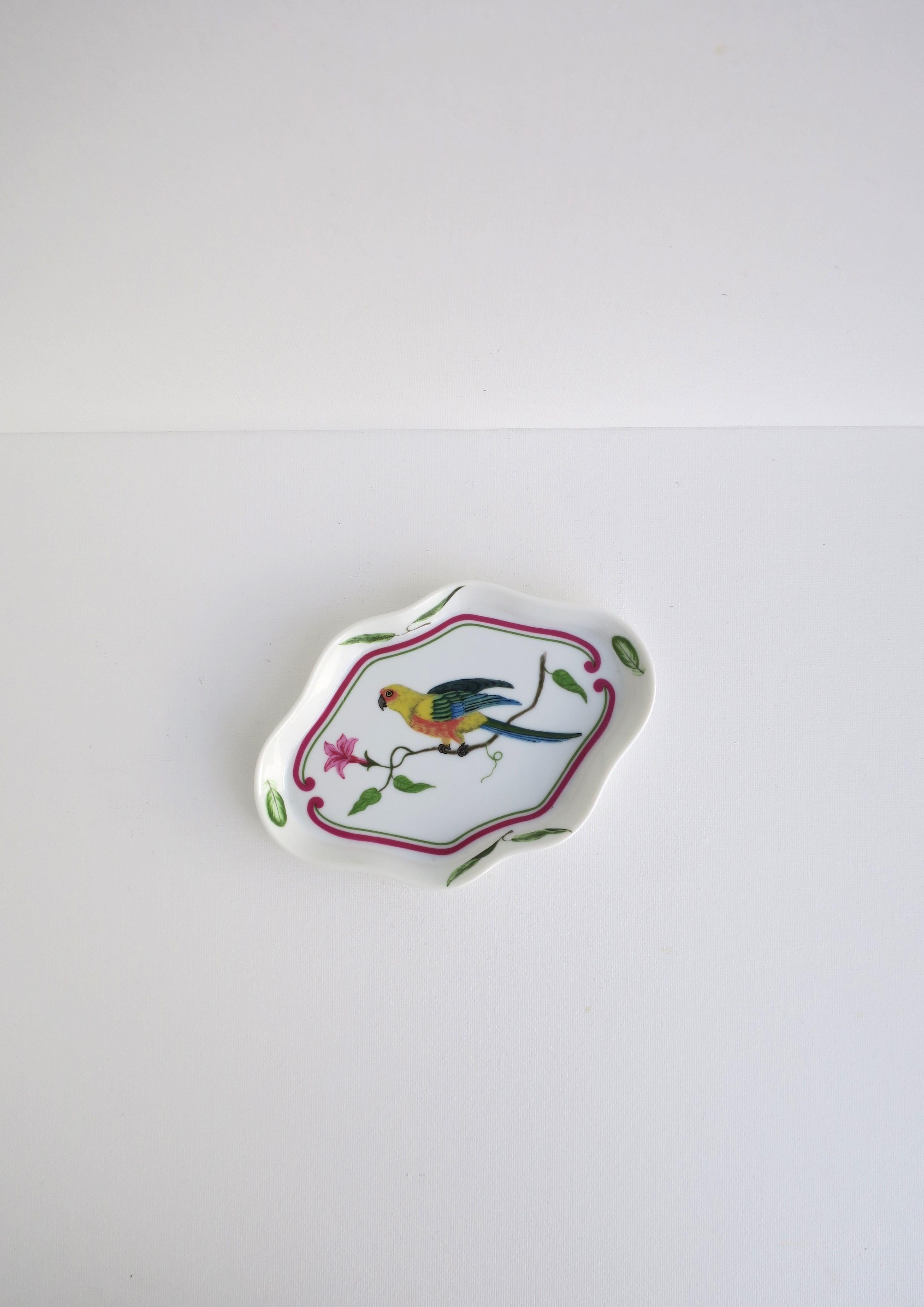 Plat à bijoux en porcelaine avec un design d'oiseau perroquet, vers les années 1980 Bon état - En vente à New York, NY
