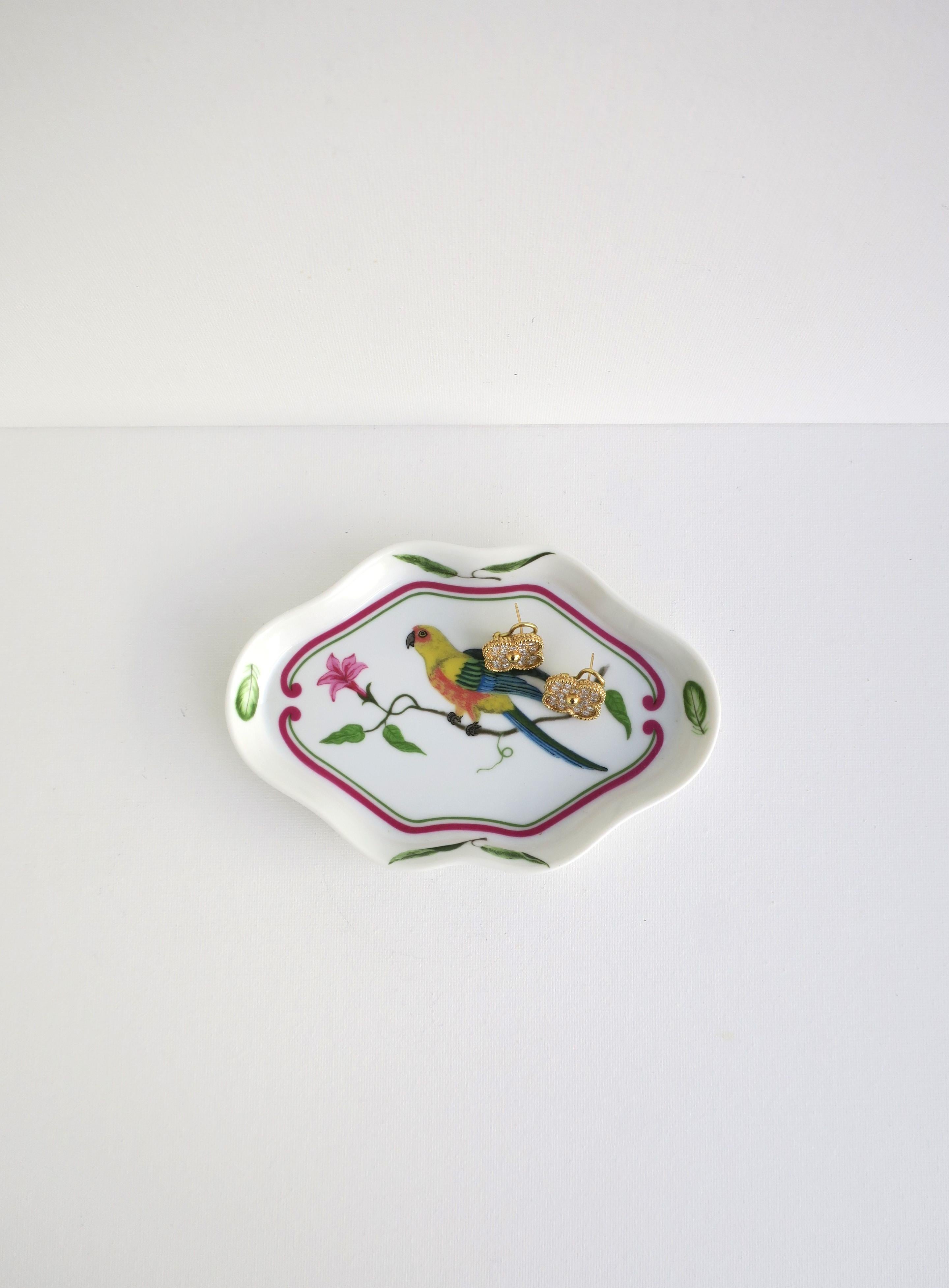 Porcelaine Plat à bijoux en porcelaine avec un design d'oiseau perroquet, vers les années 1980 en vente