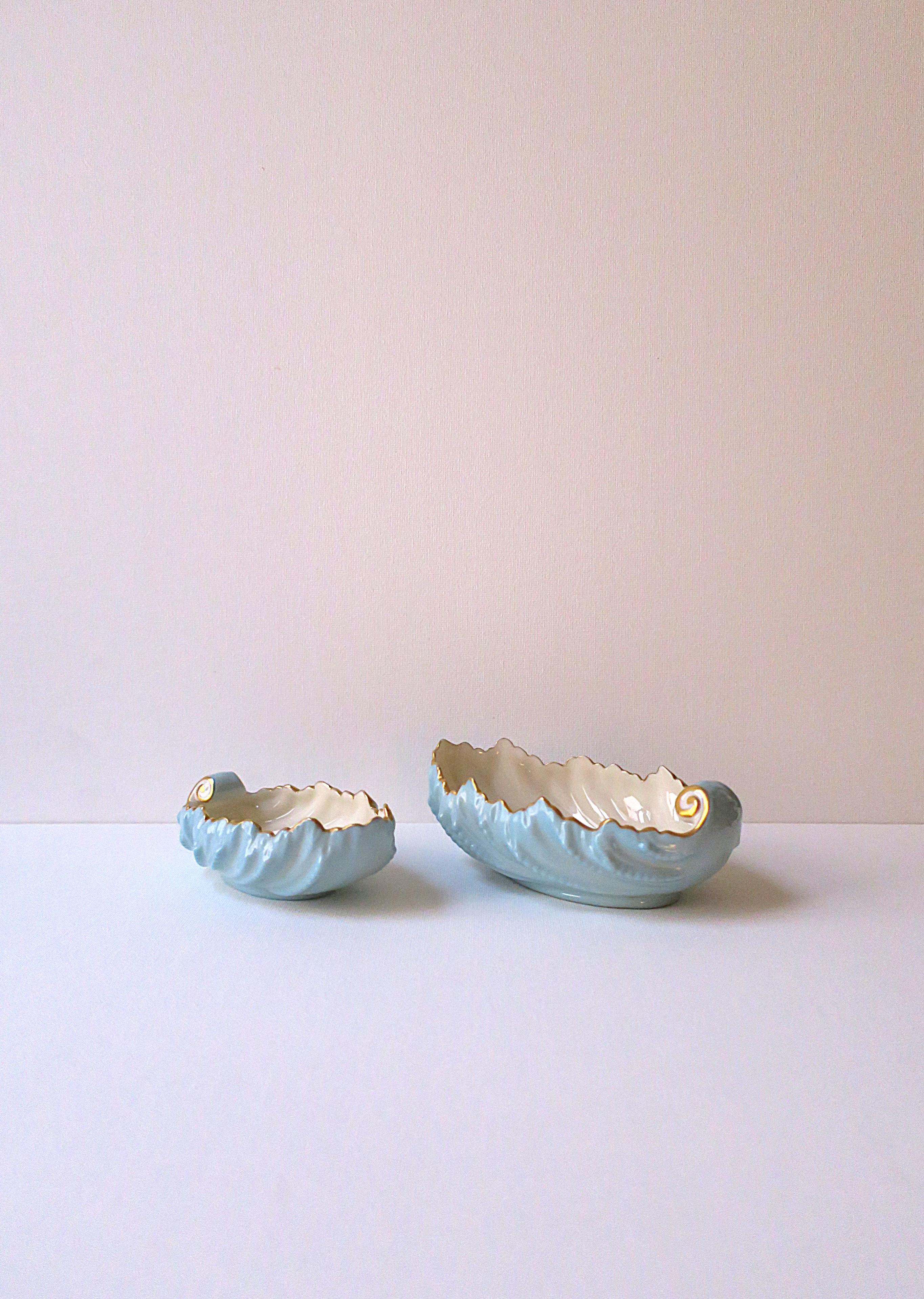 Magnifique ensemble de deux (2) bols en porcelaine bleu poudre avec un motif de feuilles d'acanthe terminé par un bord doré et une volute à l'extrémité, dans le style néoclassique/gréco-romain, vers le milieu du 20e siècle, États-Unis. Un ensemble
