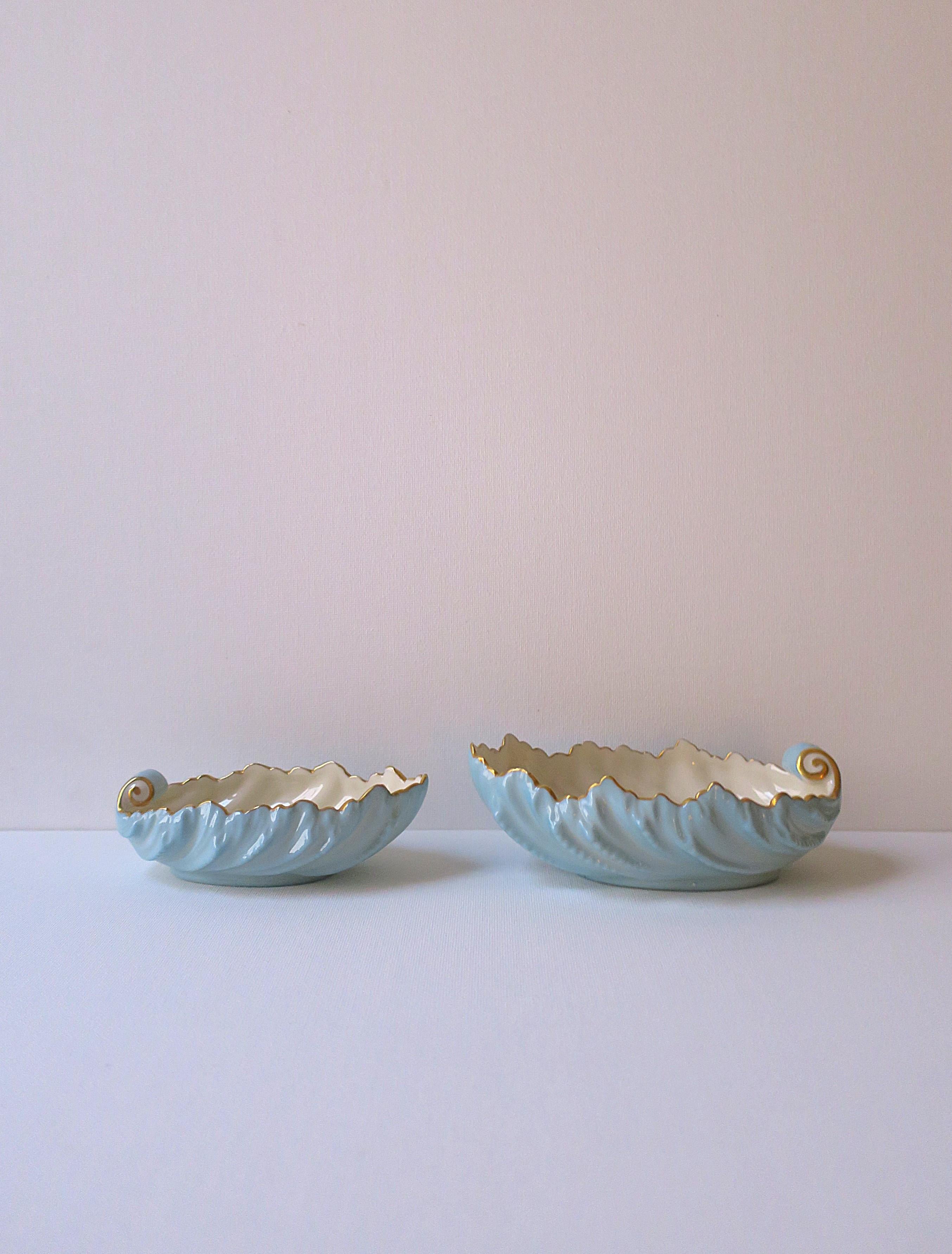 20ième siècle Bols en porcelaine au design néoclassique en vente