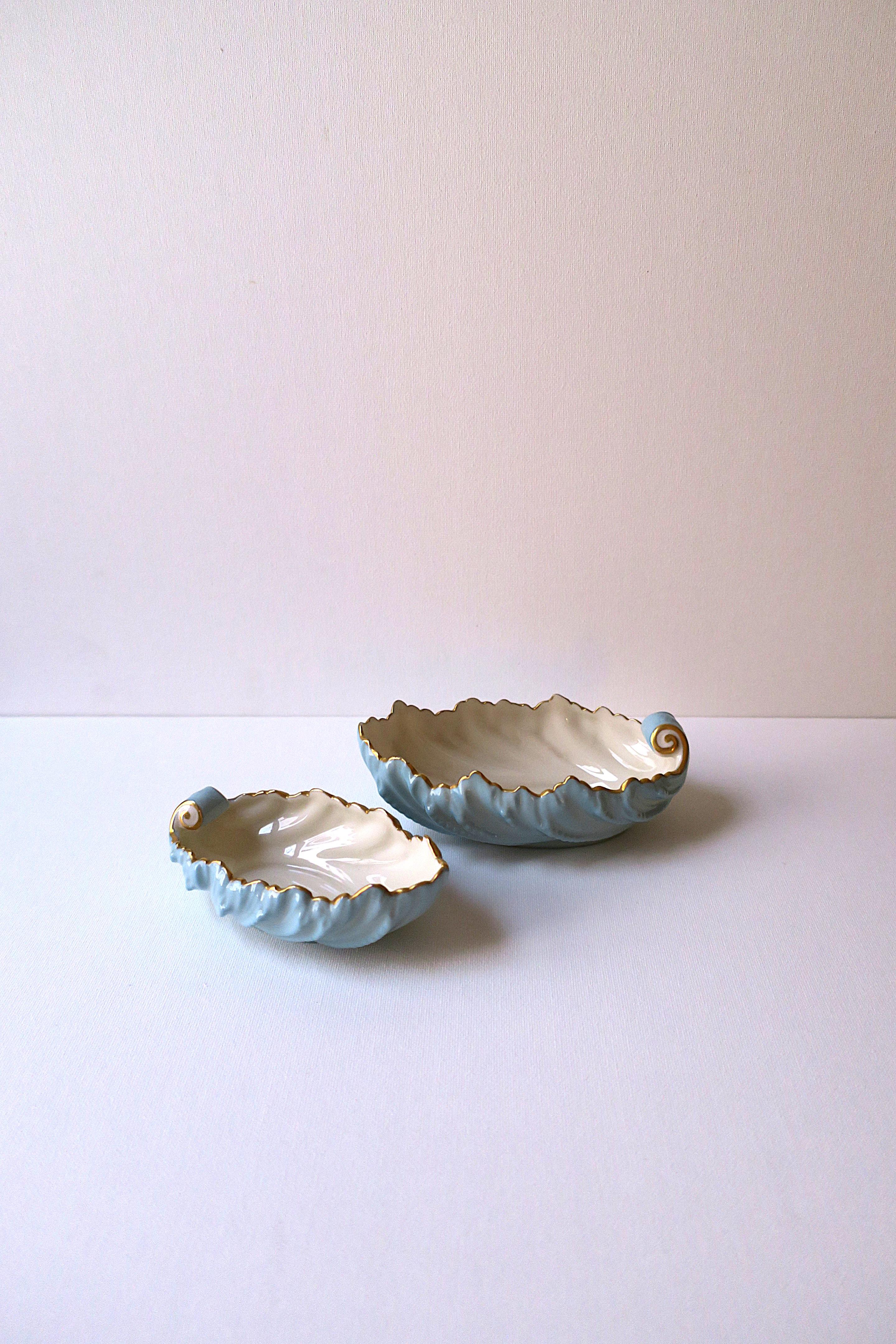 Porcelaine Bols en porcelaine au design néoclassique en vente
