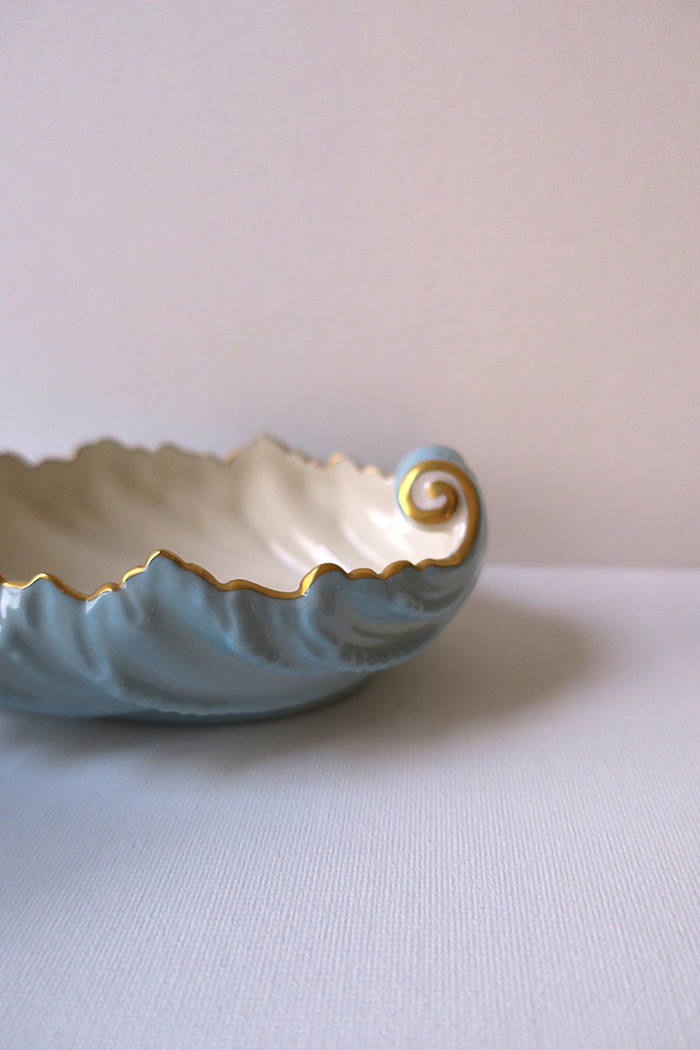 Bols en porcelaine au design néoclassique en vente 2