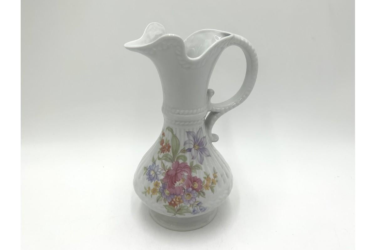 Porcelain jug manufactured by Chodzież in Poland in the 1960s.

Very good condition, no damage

height: 22cm, diameter 12cm