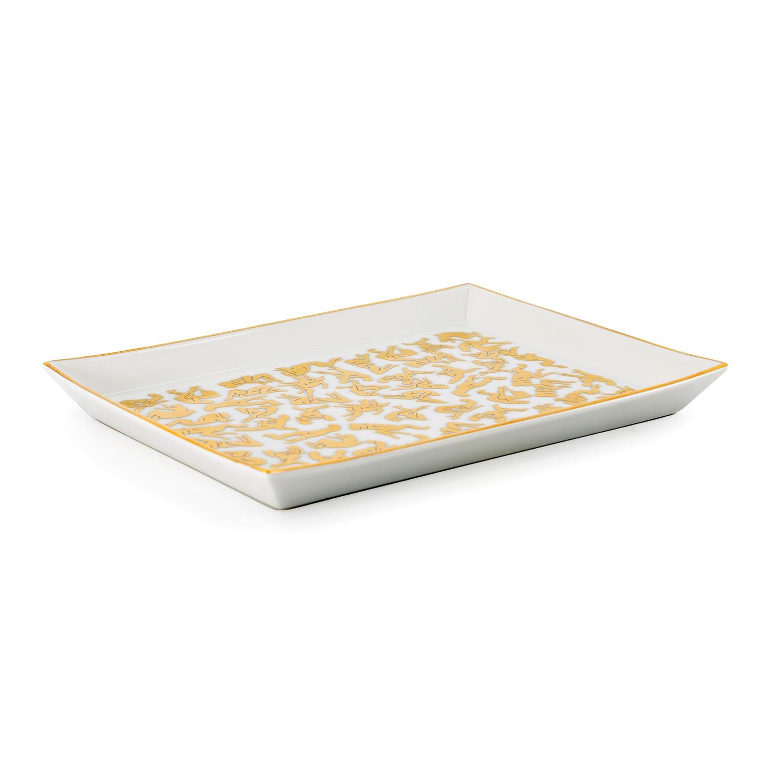 Esta gran bandeja rectangular, de porcelana y chapada en oro, presenta una reedición del motivo del Kamasutra. Perfecto para añadir un toque de acento o suscitar conversación, es un complemento elegante y funcional para tu mesa de centro o