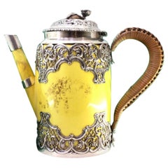 Bollitore in porcellana con struttura tagliata in argento, rilievi e coperchio con pomello a fiore