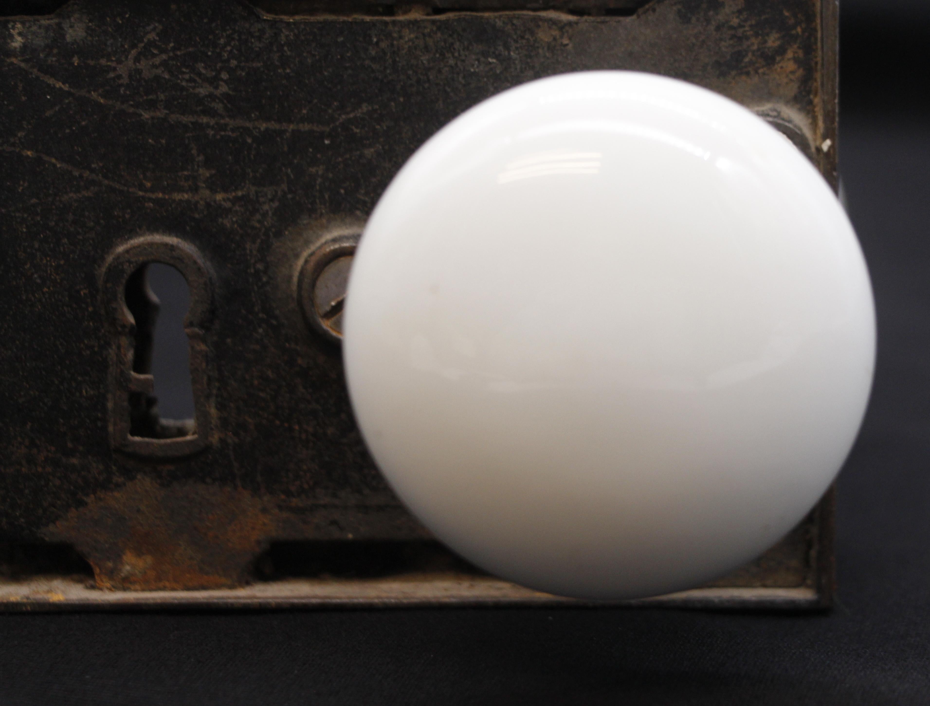 Pomo de porcelana giratorio a la derecha Juego de cerraduras de hierro fundido para puertas Cantidad disponible 3