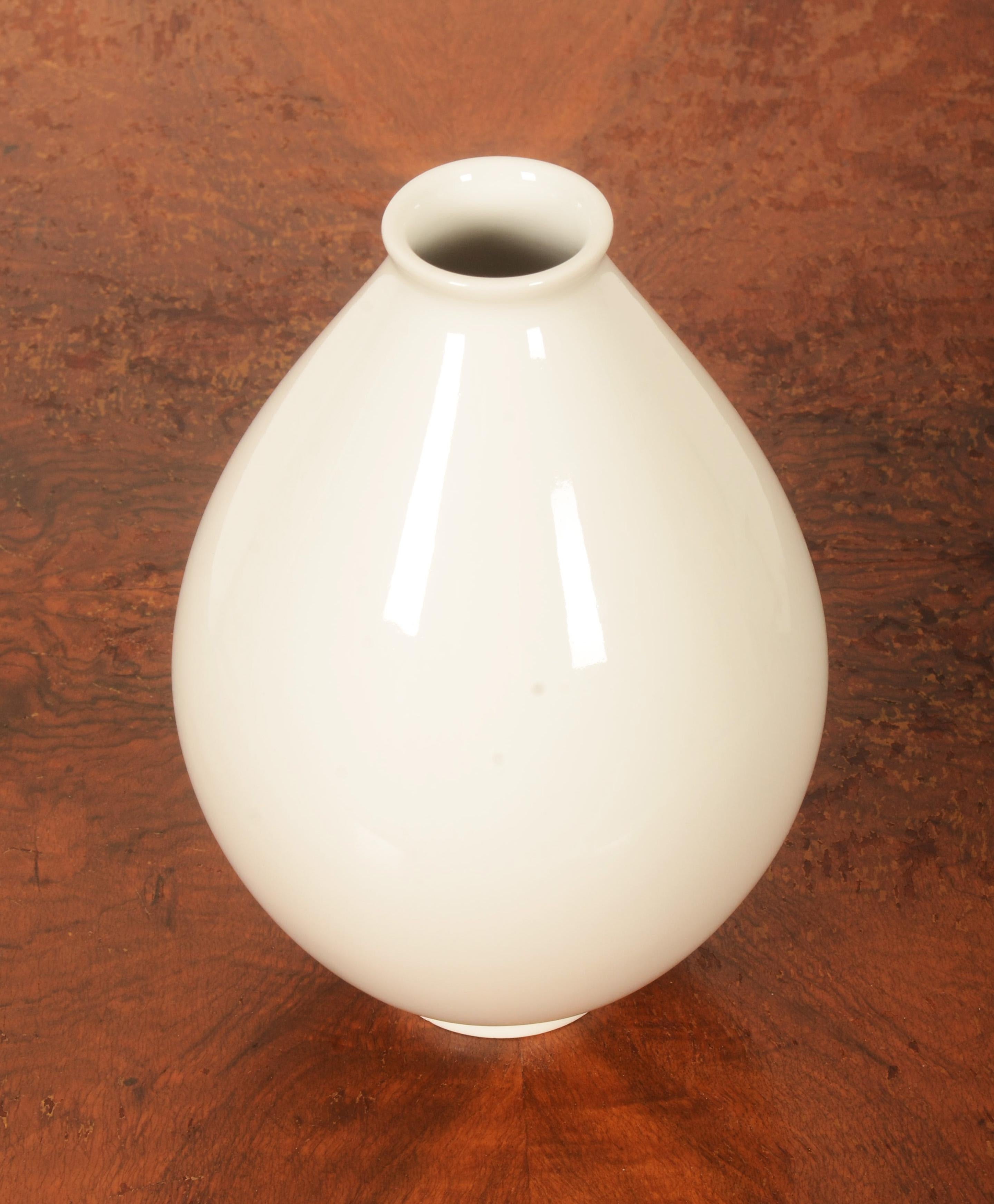 Drop-shaped white porcelain with glossy glaze, designed by Liselotte Lüpke in 1939, this one was produced in the 1950s. Up to 4 piceses available, price per vase.

