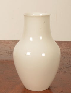 Vaso in porcellana KPM Berlin disegnato da Siegmund Schütz