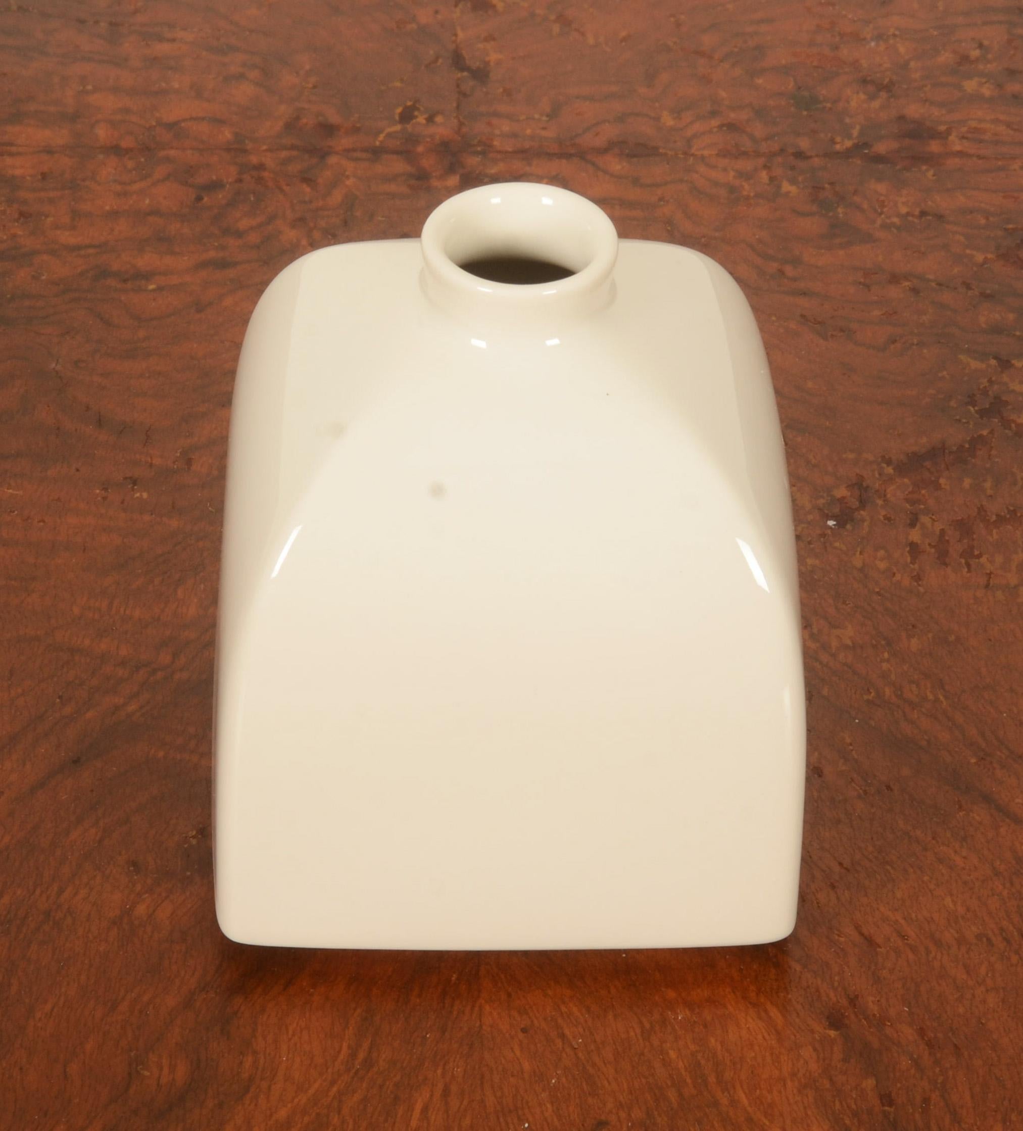 Porcellana bianca a forma di cubo con smalto lucido, disegnata da Trude Petri nel 1951. Sono disponibili fino a 2 pezzi, prezzo per vaso.

