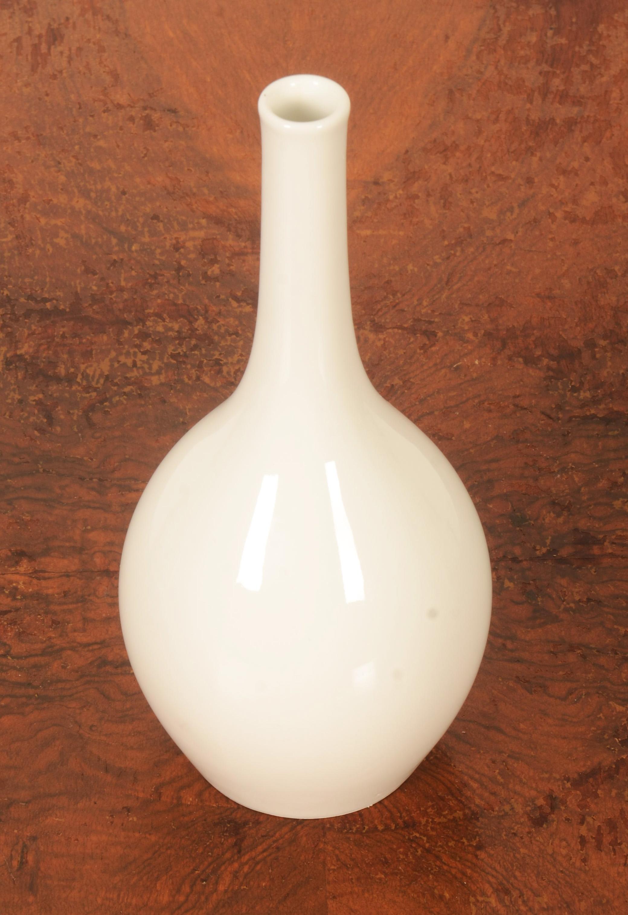 Porcelaine blanche en forme de bouteille avec glaçure brillante, conçue par Theo Schmuz-Baudiss dans les années 1960. Jusqu'à 2 pièces disponibles, prix par vase.
