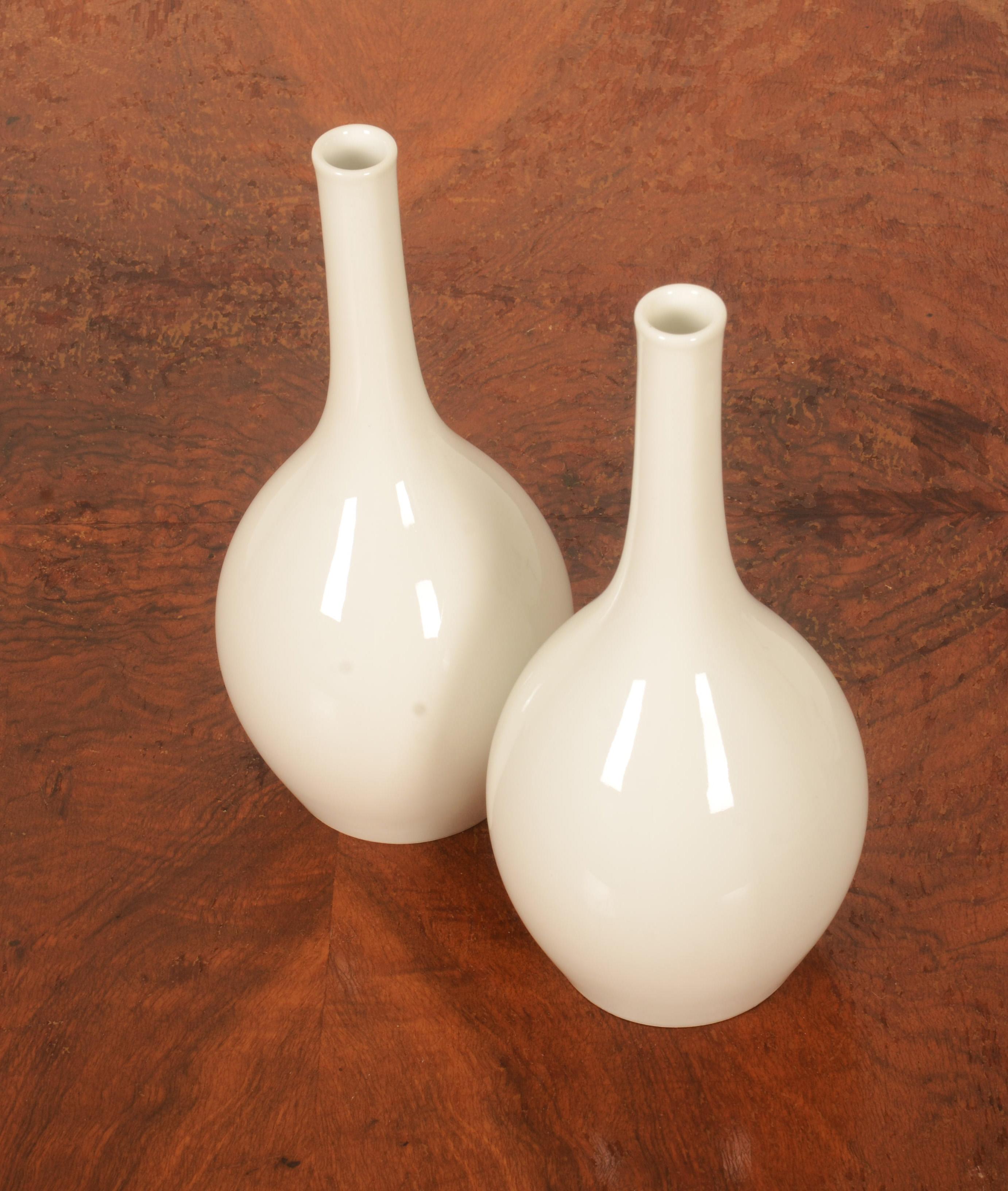 Milieu du XXe siècle Vase KPM Berlin conçu par Theo Schmuz-Baudisss en vente