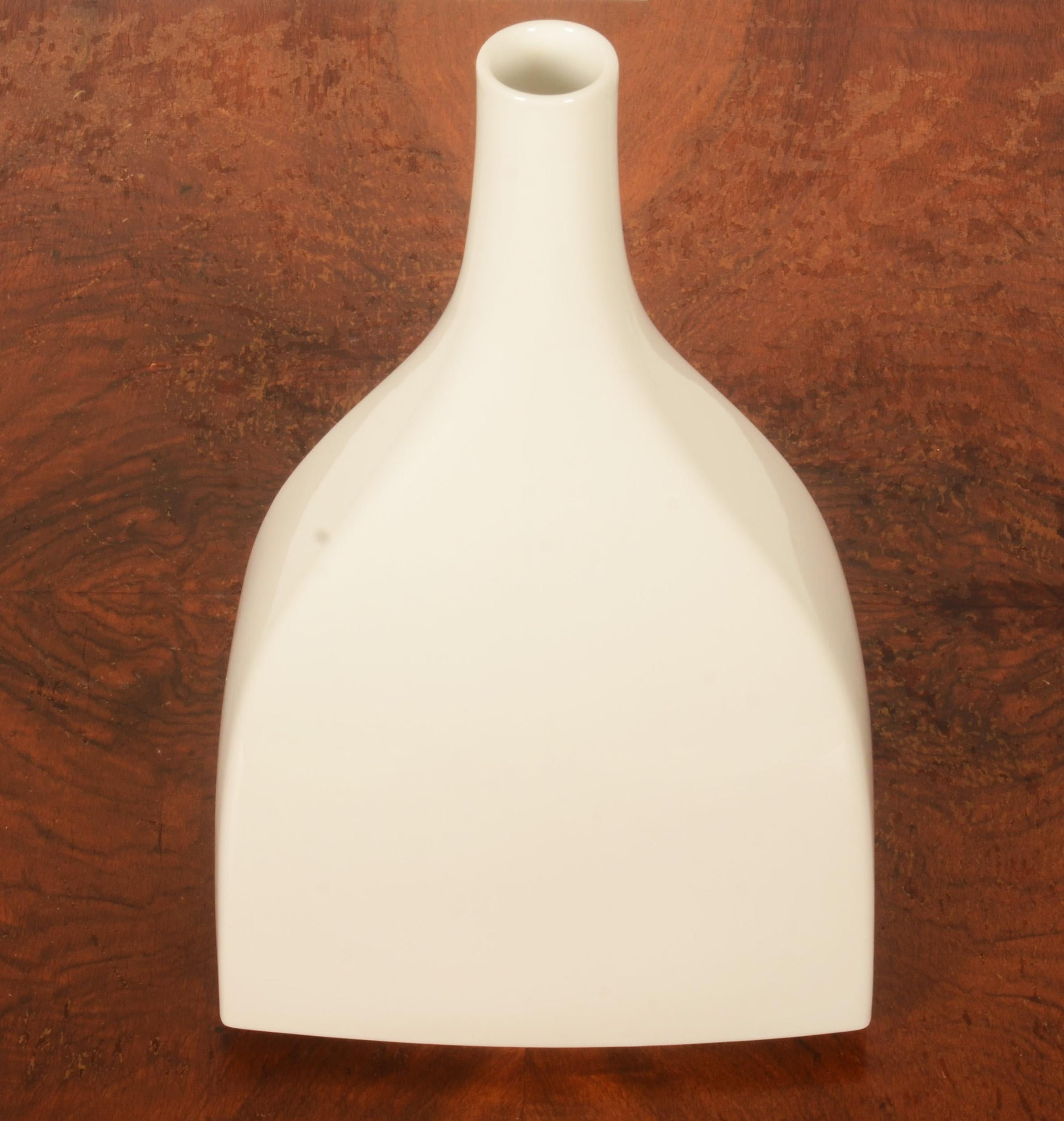 Porcelaine blanche à glaçure brillante en forme de faucille, conçue par Trude Petri en 1953.
