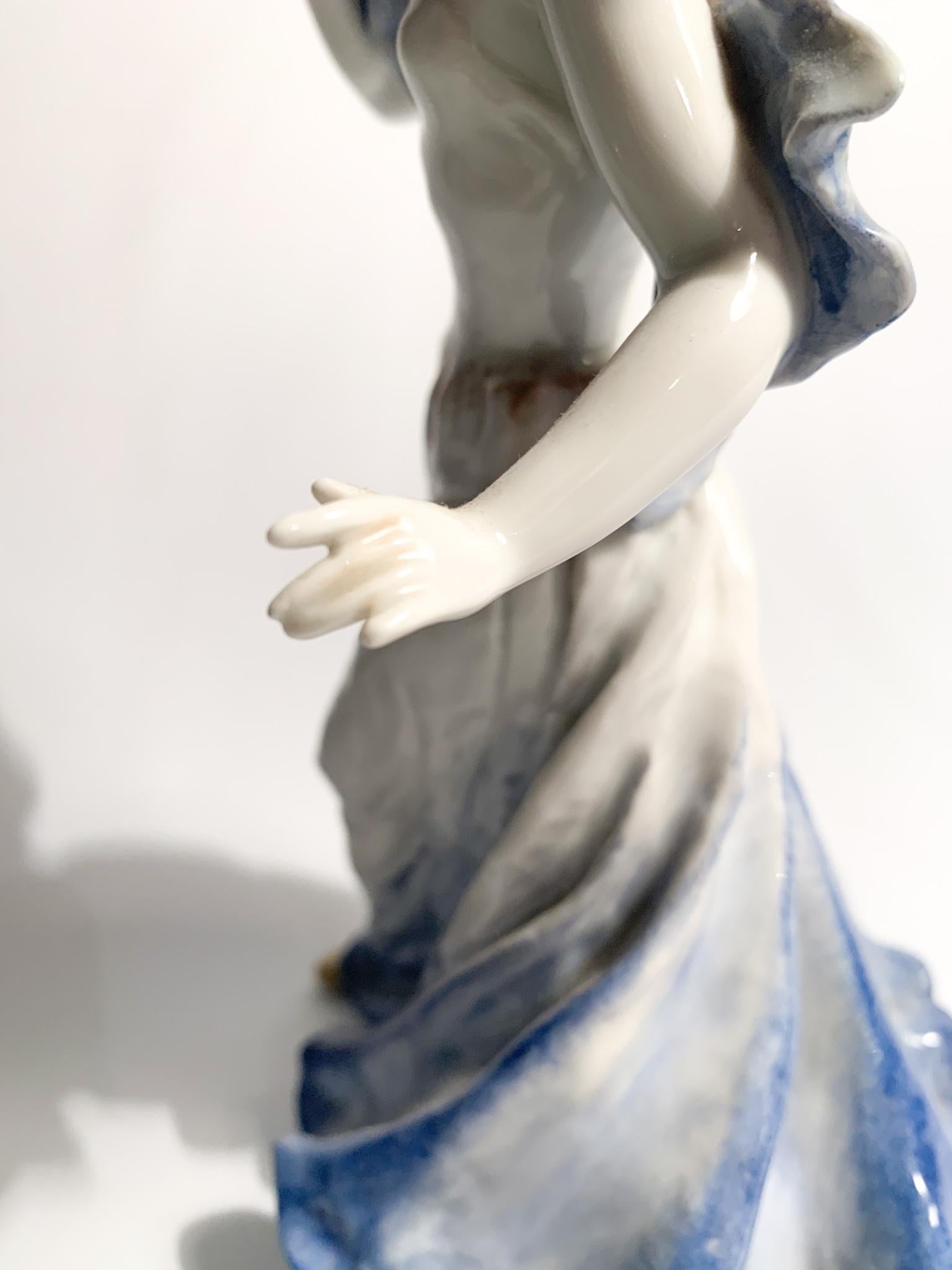 Porcelain Lady Sculpture by Rosenthal from the 1940s For Sale 2