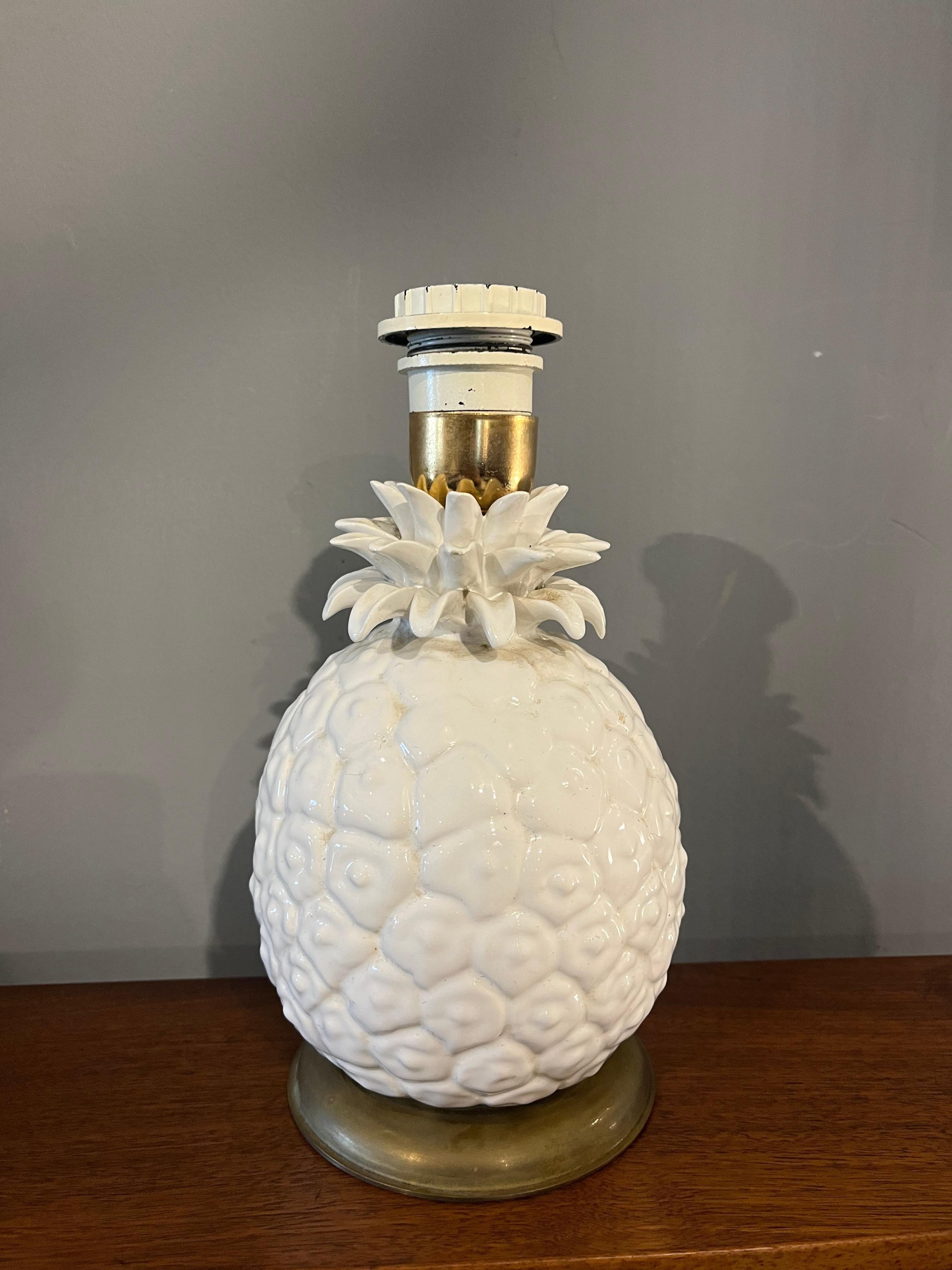 I am selling a beautiful vintage pineapple-shaped lamp dating back to the 1970s, a unique design piece that adds a touch of originality and elegance to any environment. Made of white enameled ceramic, it has a surface worked with details that recall
