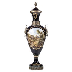 Porcelaine - Grande urne avec couvercle - Sèvres - XIXe siècle