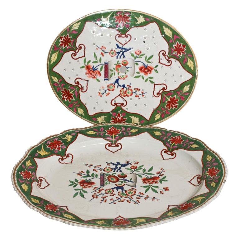 Grand plat à viande en porcelaine avec égouttoir assorti:: motif "Chinoiserie"