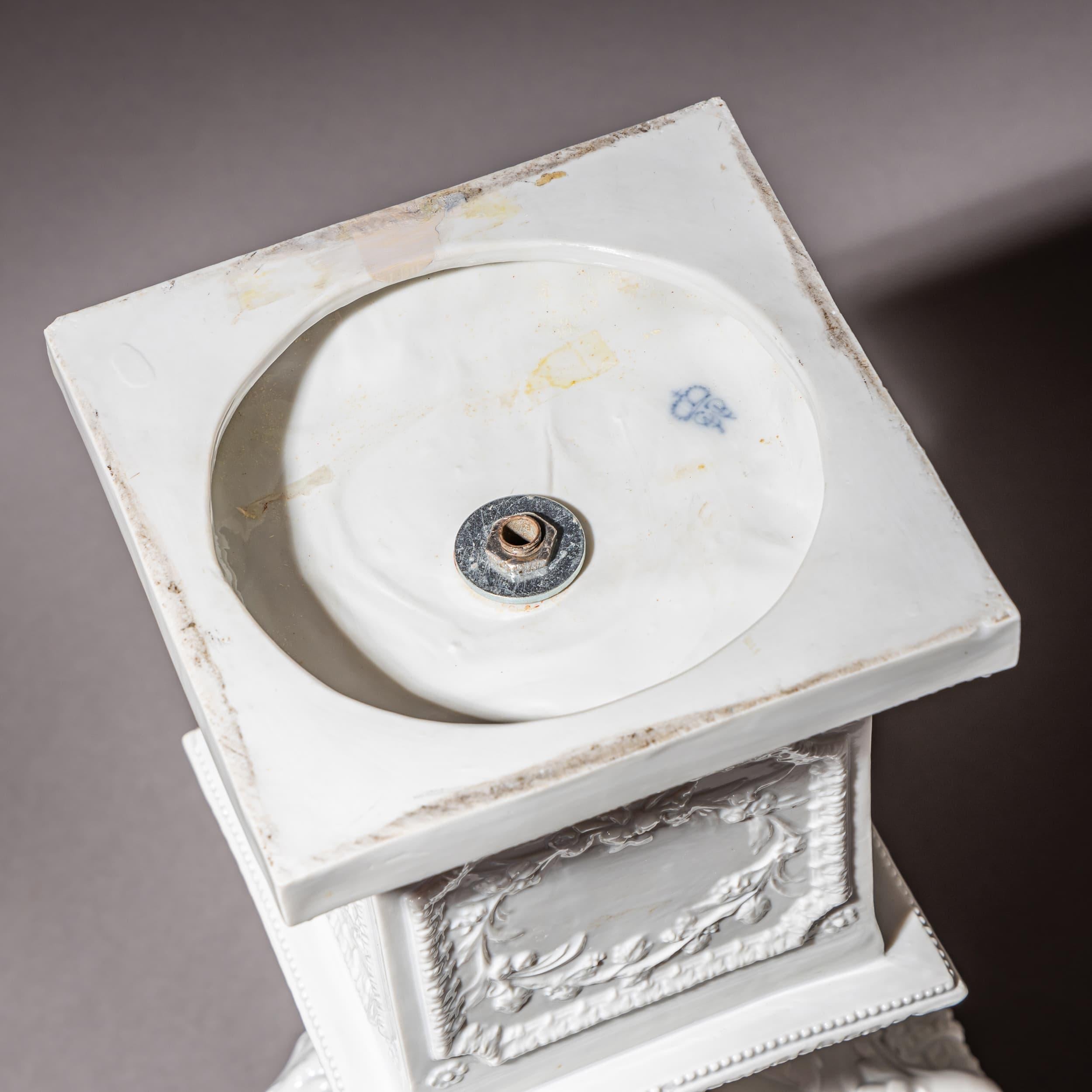 Porcelain Lidded Krater Vase in the Antique Style, Germany, 20th Century In Good Condition For Sale In Greding, DE